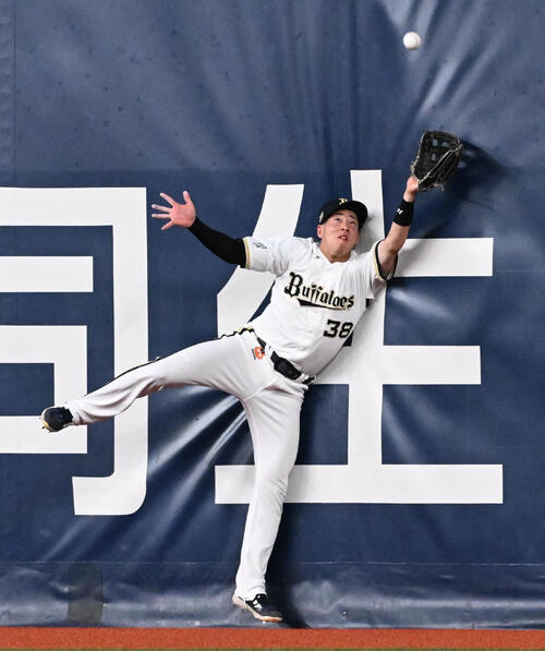 オリックス】微妙な判定に泣かされる 来田涼斗のフェンス際捕球が
