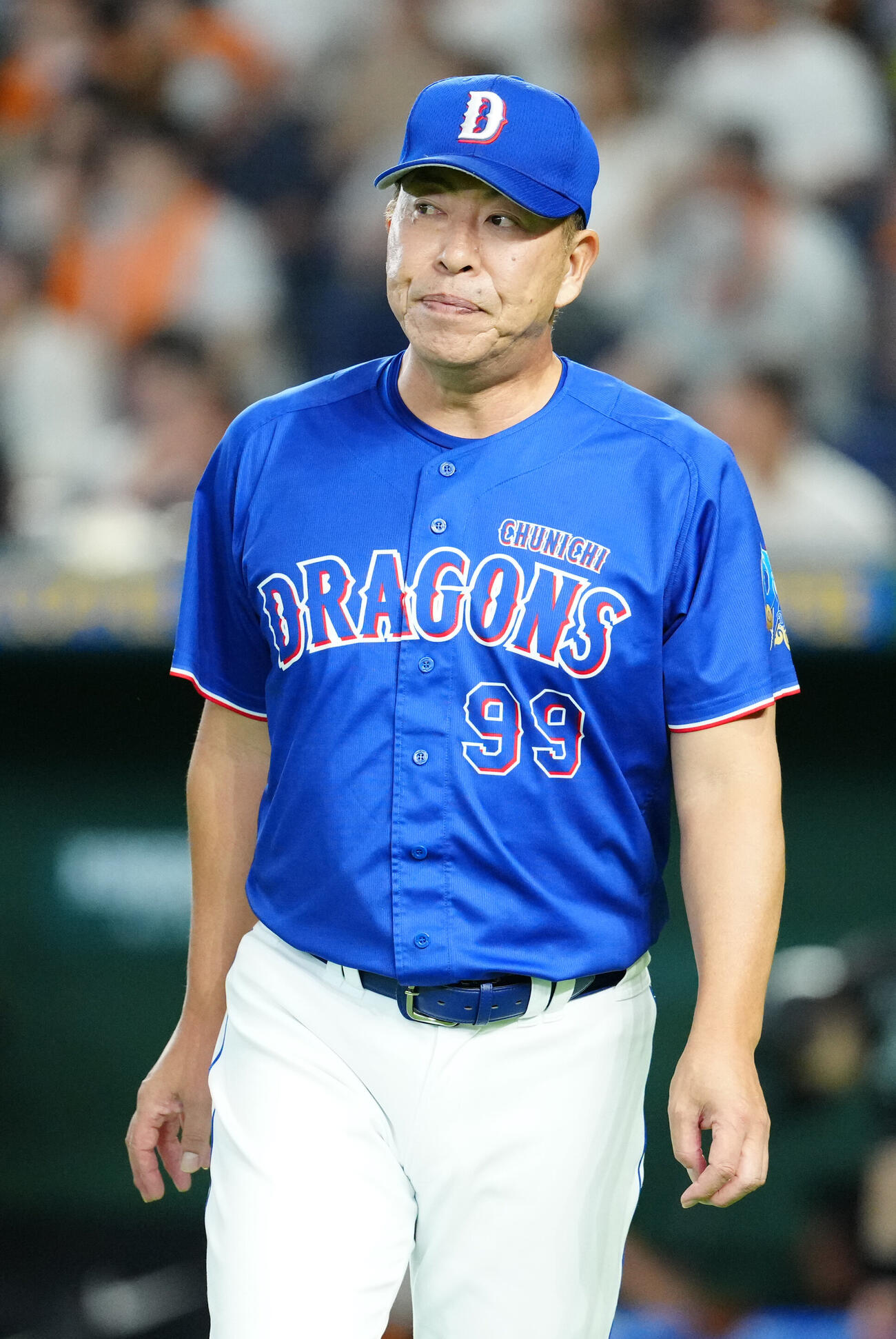 巨人対中日　8回裏開始前、選手交代を告げた中日井上一樹監督（撮影・江口和貴）