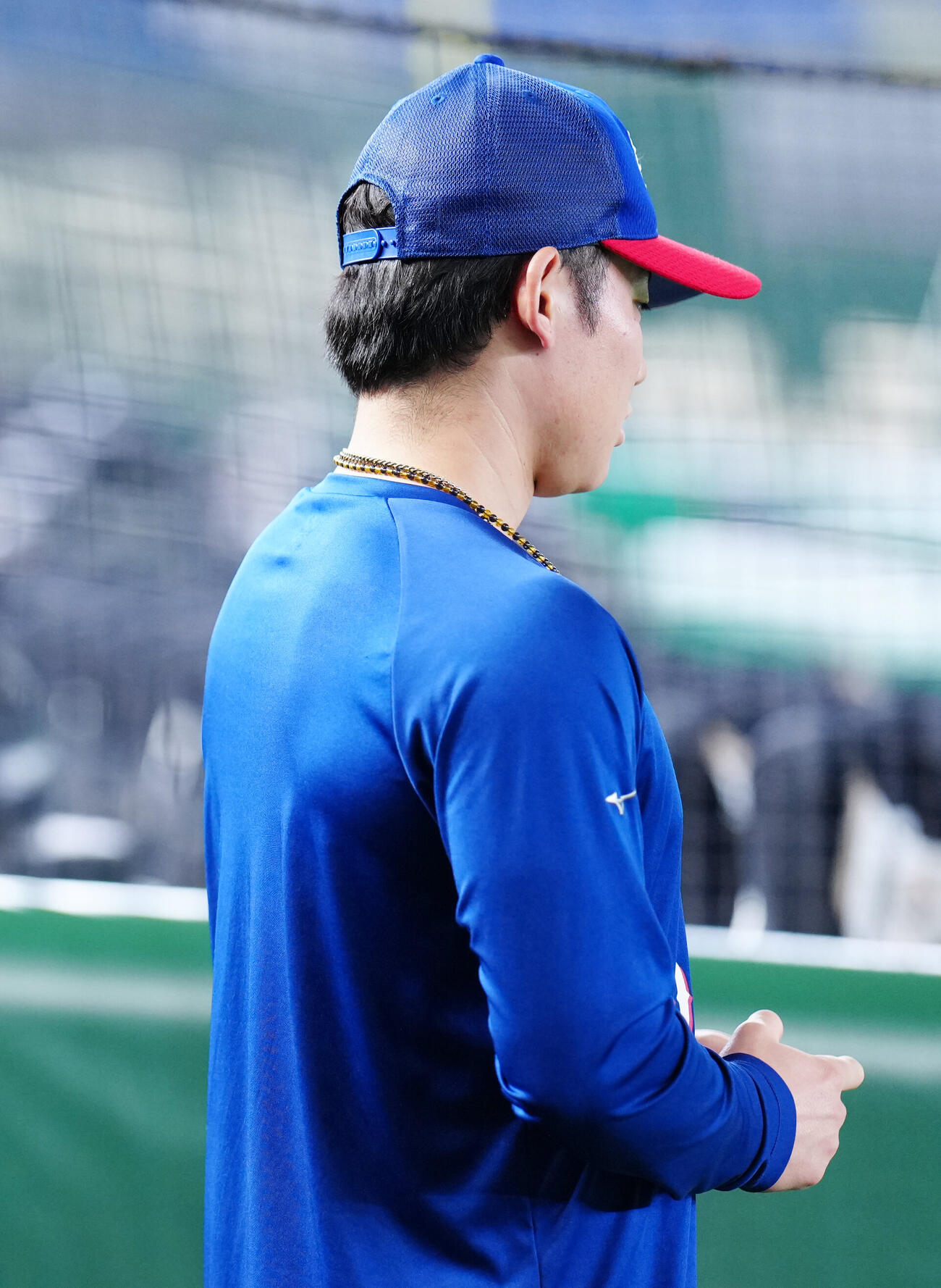 巨人対中日　試合前練習を行う中日村松開人の背中（撮影・江口和貴）