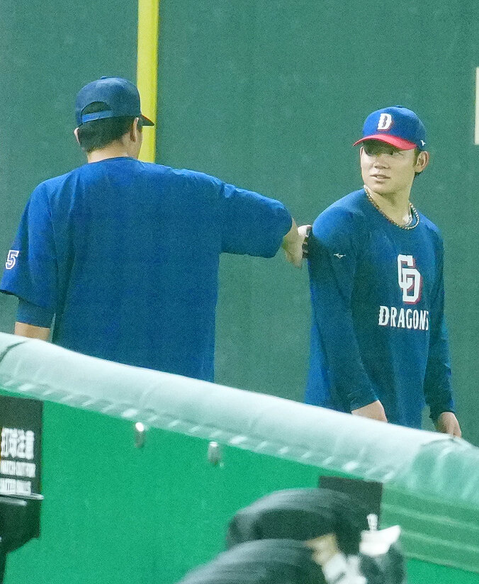 巨人対中日　試合前練習中、背中を触られる中日村松開人（右）（撮影・江口和貴）