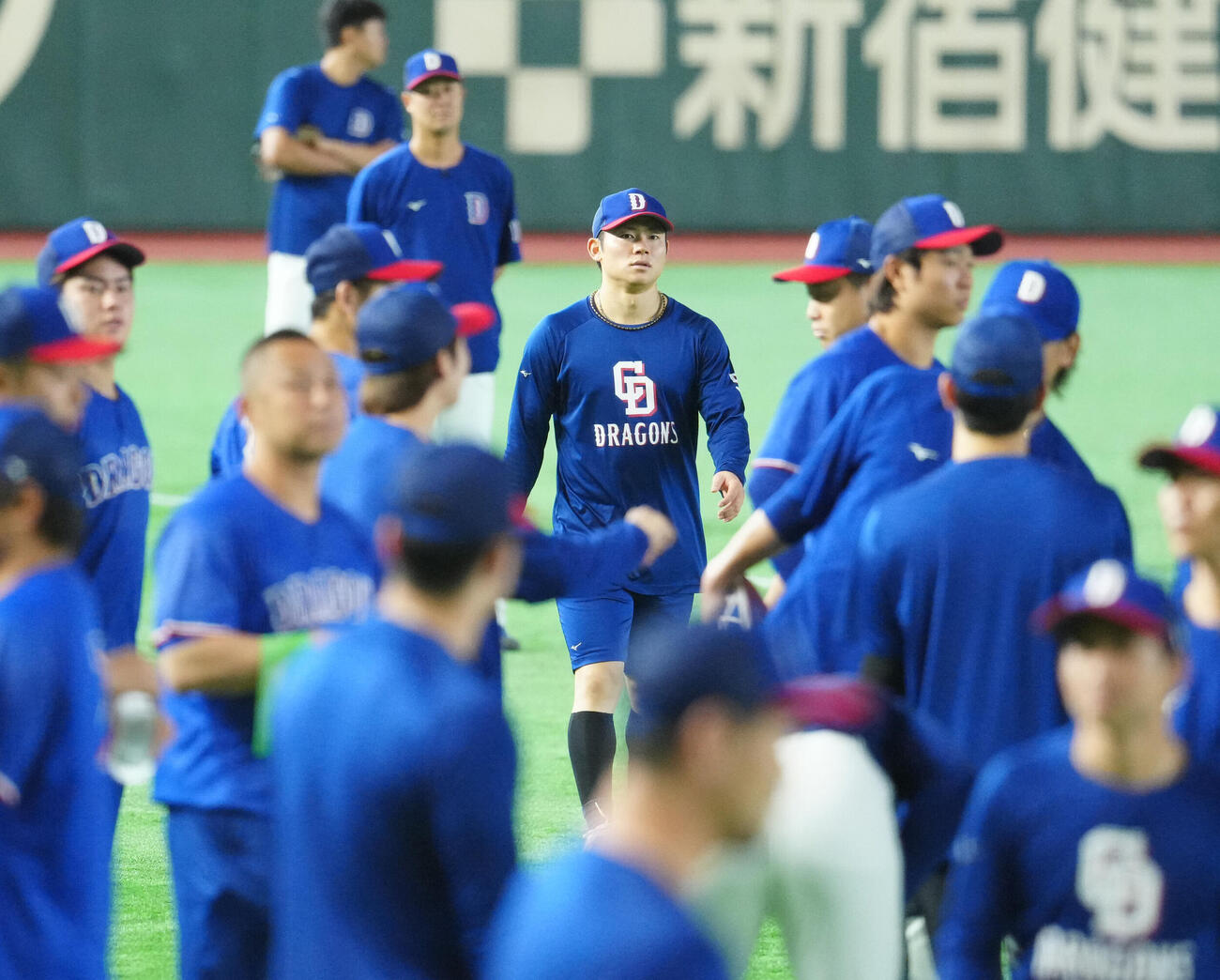 巨人対中日　試合前練習を行う中日村松開人（中央）（撮影・江口和貴）