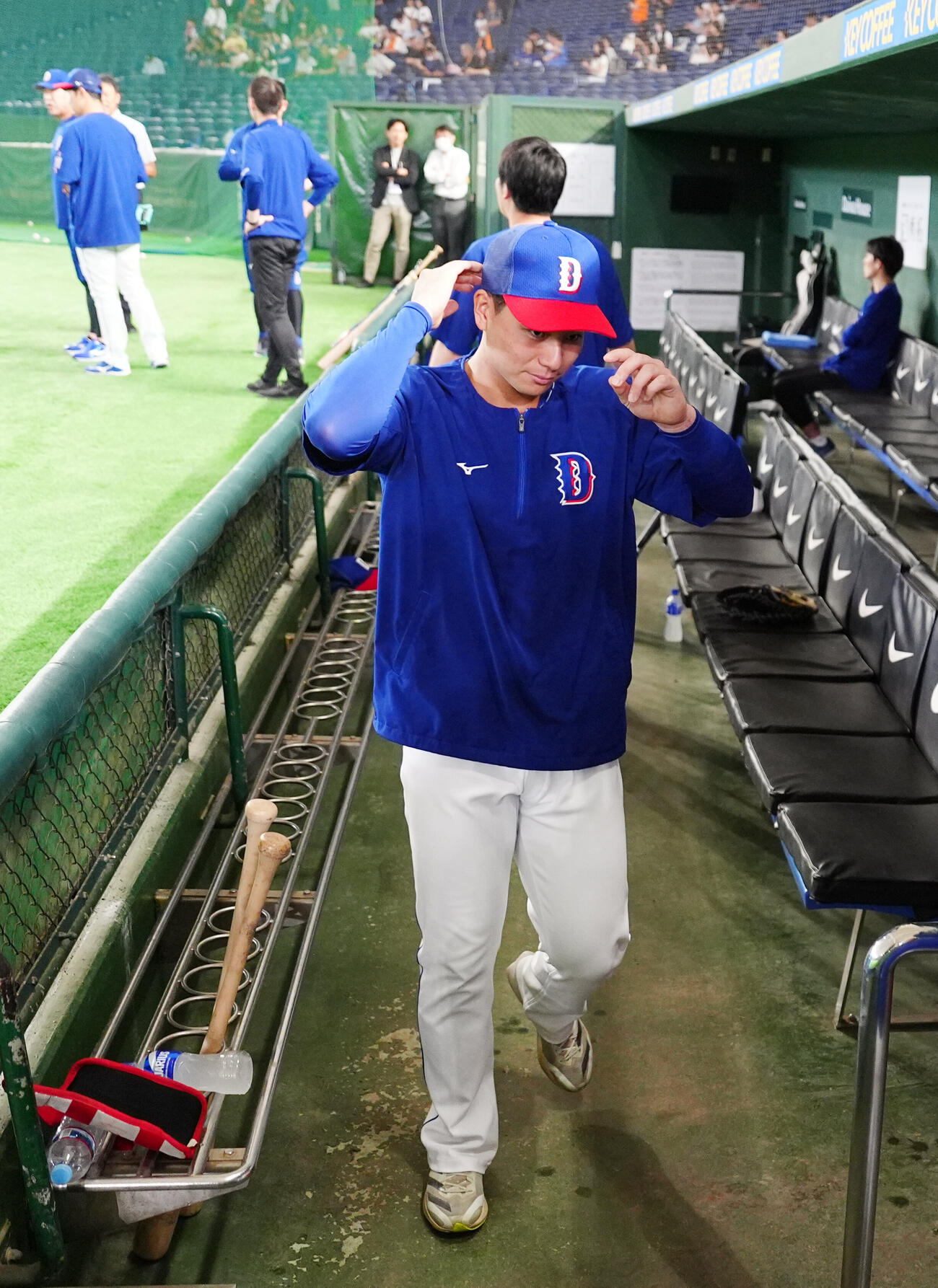 巨人対中日　試合前練習中、ベンチで中日井上一樹監督と会話後、ベンチ裏へ引き揚げる石伊雄太（撮影・江口和貴）