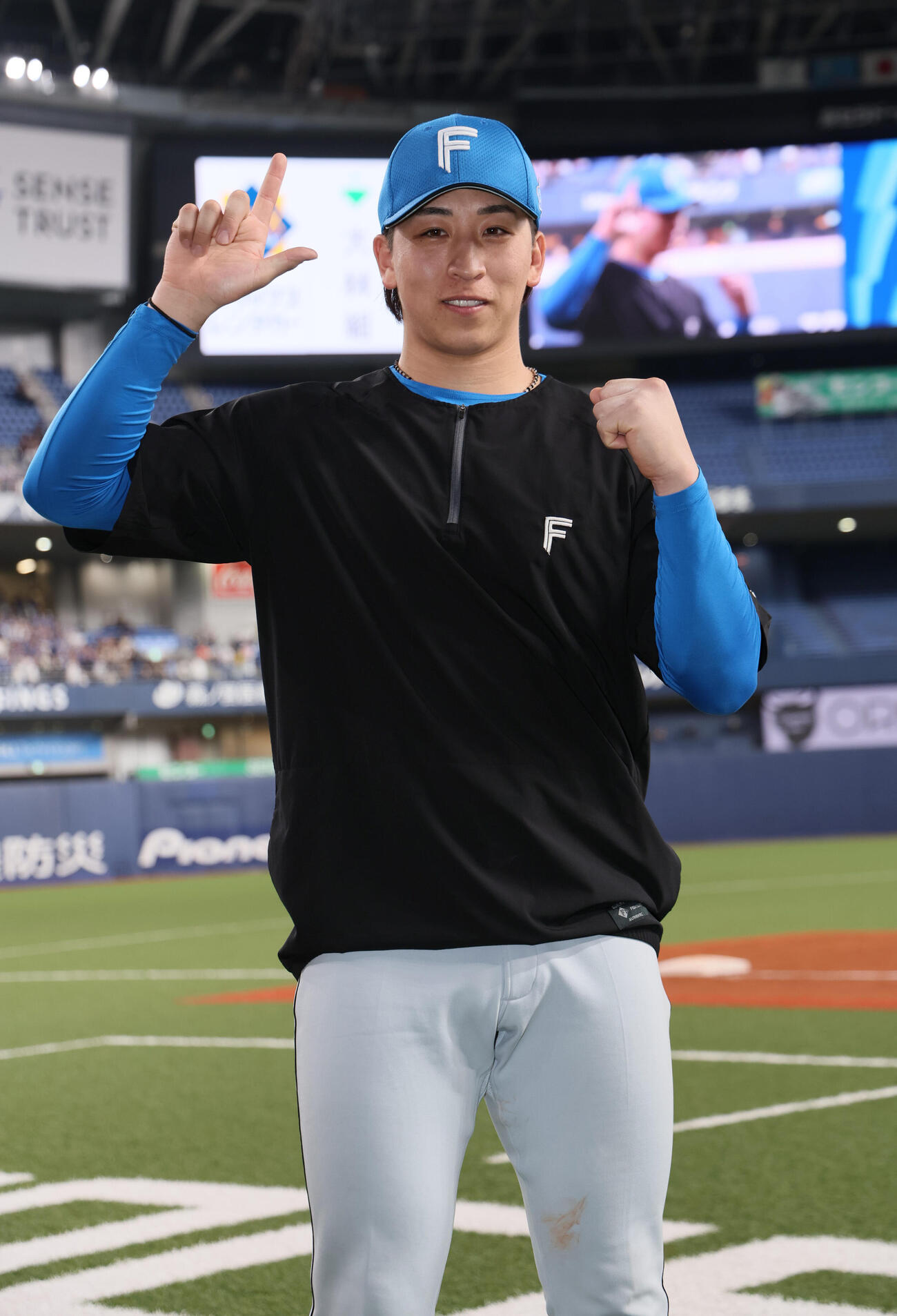 オリックス対日本ハム　勝利を挙げた日本ハム細野晴希はDOMIれ　！　ポーズで笑顔を見せる（撮影・宮崎幸一）