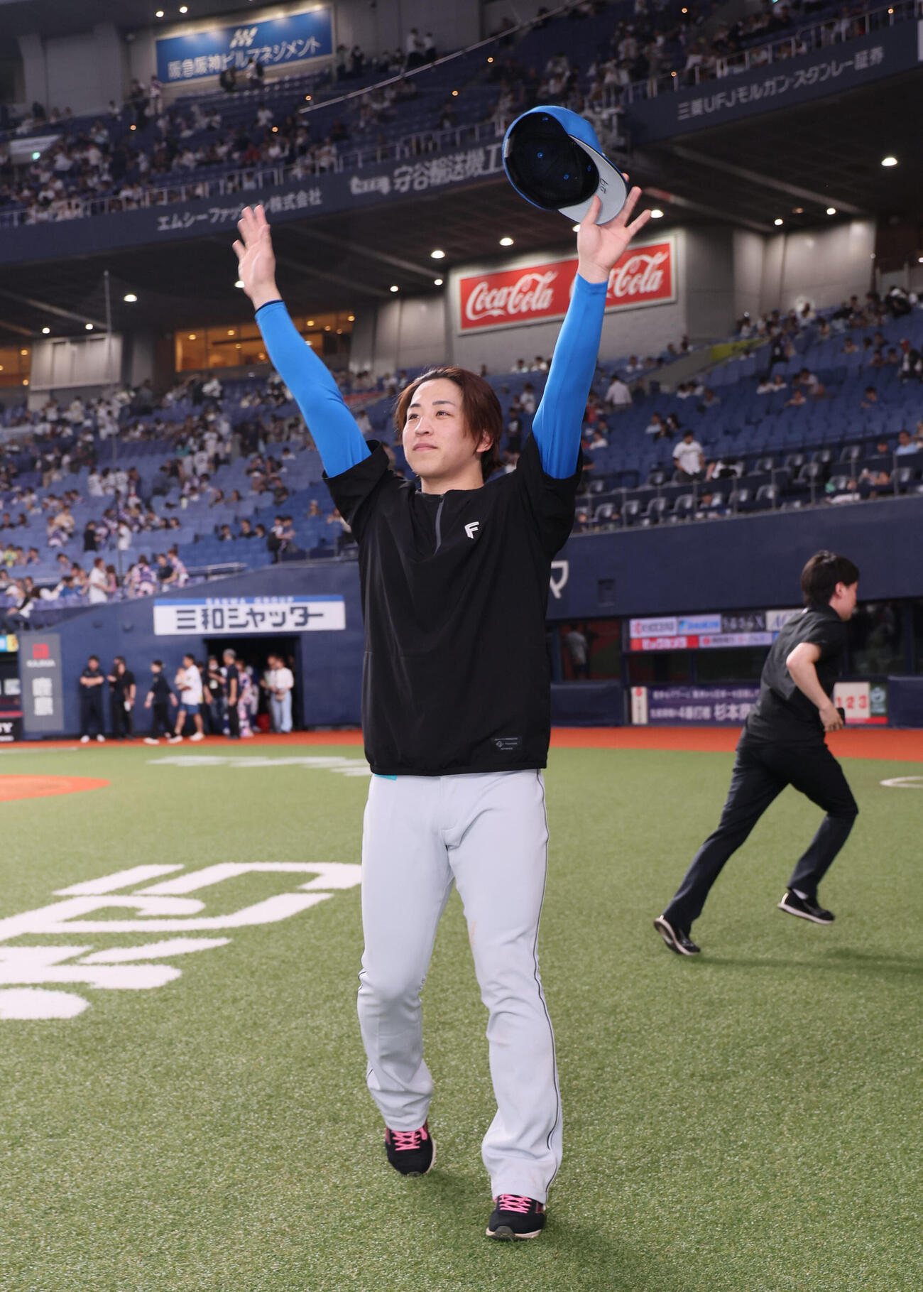 オリックス対日本ハム　勝利を挙げた日本ハム細野晴希はファンの称賛に応える（撮影・宮崎幸一）