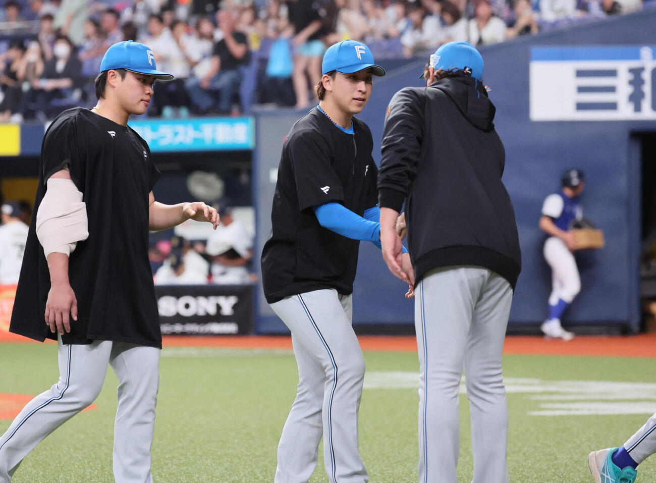 オリックス対日本ハム　勝利を挙げた日本ハム細野晴希（中央）は新庄剛志監督（右）とタッチする（撮影・宮崎幸一）