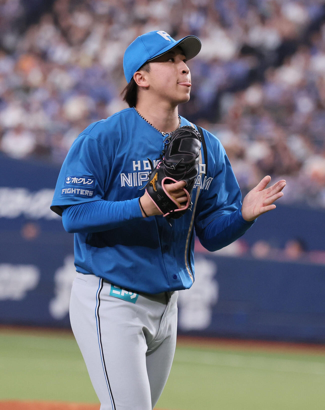 オリックス対日本ハム　5回裏オリックス死一塁、細野晴希は若月健矢を併殺に打ち取り、グラブをたたく（撮影・宮崎幸一）