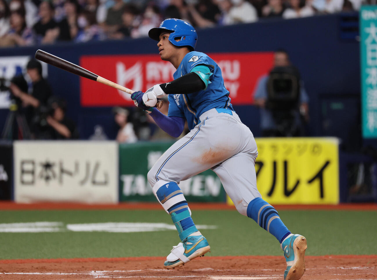オリックス対日本ハム　9回表日本ハム2死二塁、万波中正は適時打を放ち7点目を奪う（撮影・宮崎幸一）