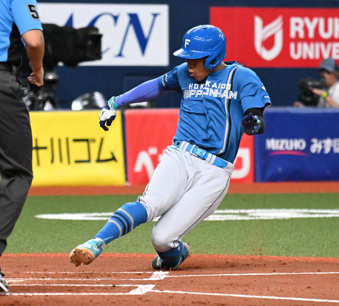 オリックス対日本ハム　2回表日本ハム無死一塁、吉田賢吾の適時打で生還する万波中正（撮影・石井愛子）