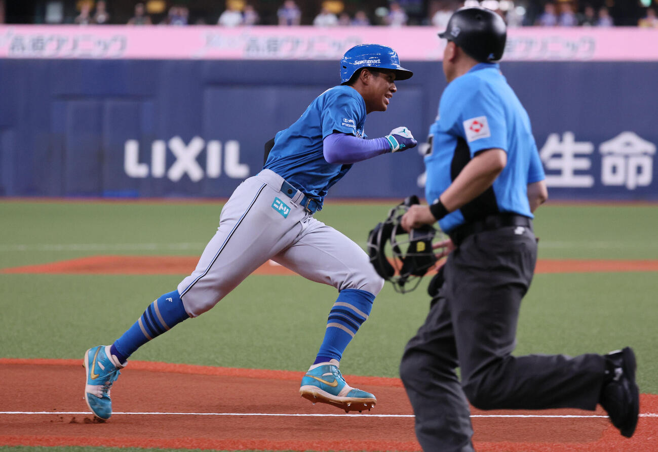 オリックス対日本ハム　2回表日本ハム無死一塁、万波中正は吉田賢吾の先制適時二塁打で生還する（撮影・宮崎幸一）