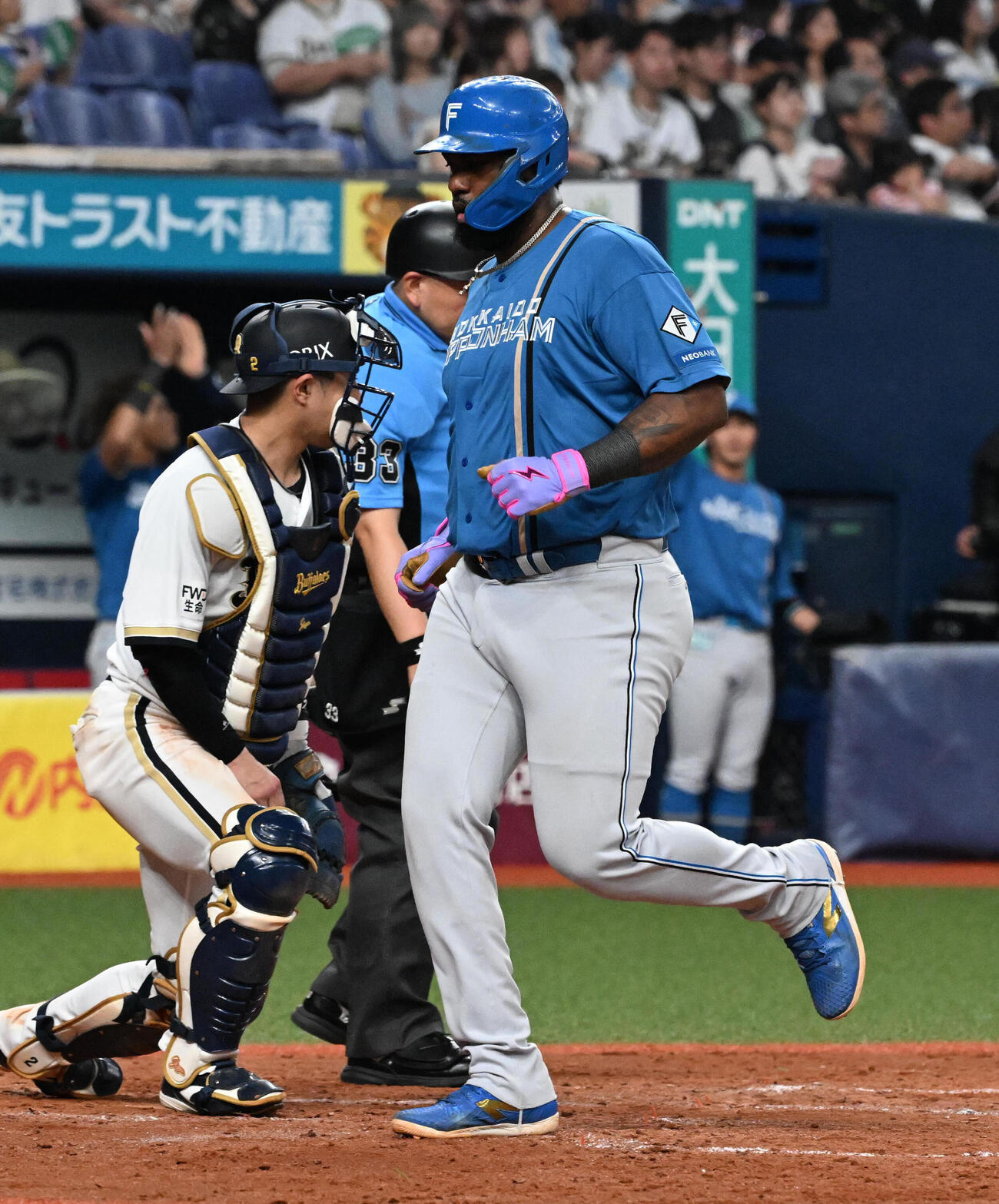 オリックス対日本ハム　4回表日本ハム2死三塁、野村佑希の適時打で生還するフランミル・レイエス（撮影・石井愛子）
