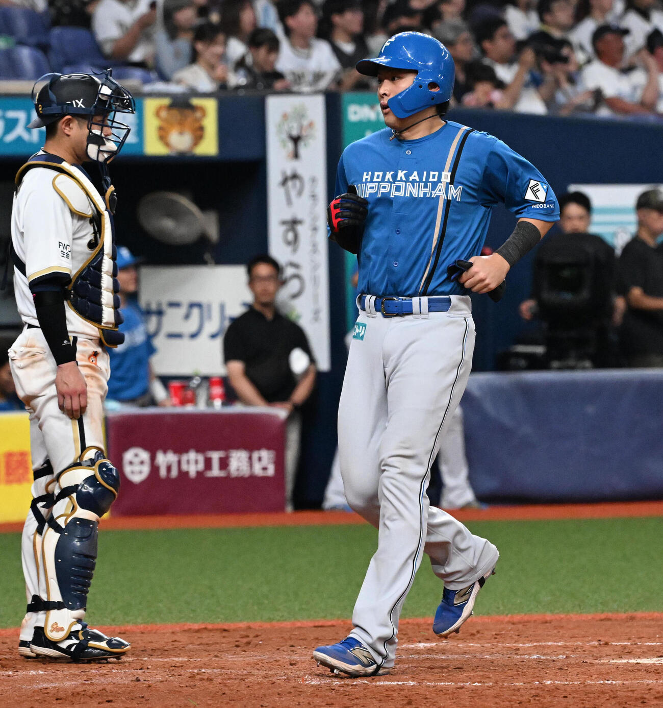 オリックス対日本ハム　4回表日本ハム2死一塁、清宮幸太郎の適時打で生還する野村佑希（右）（撮影・石井愛子）