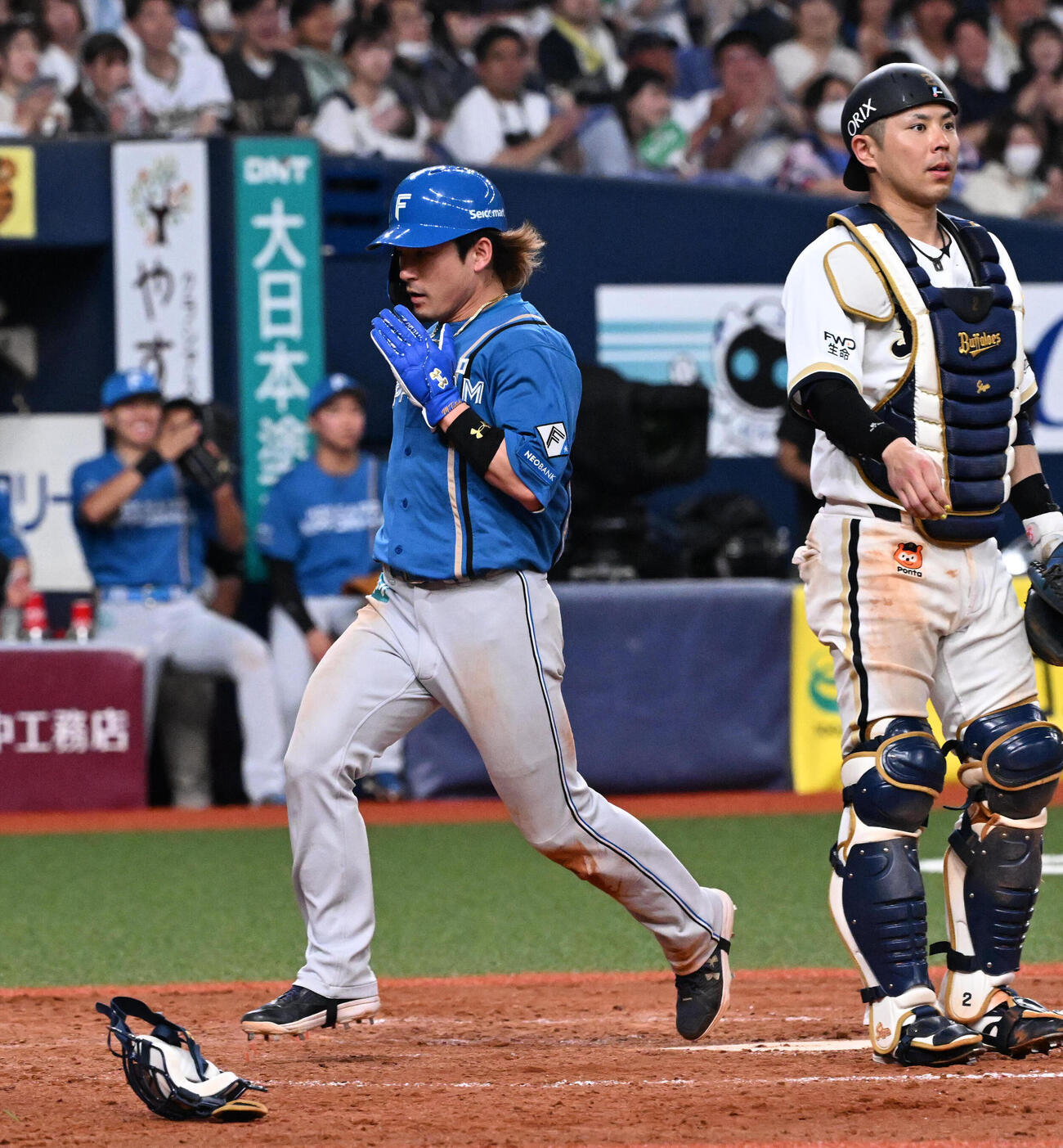 オリックス対日本ハム　5回表日本ハム2死一塁、ショーン・ジェリーの悪送球で生還する水野達稀（左）（撮影・石井愛子）