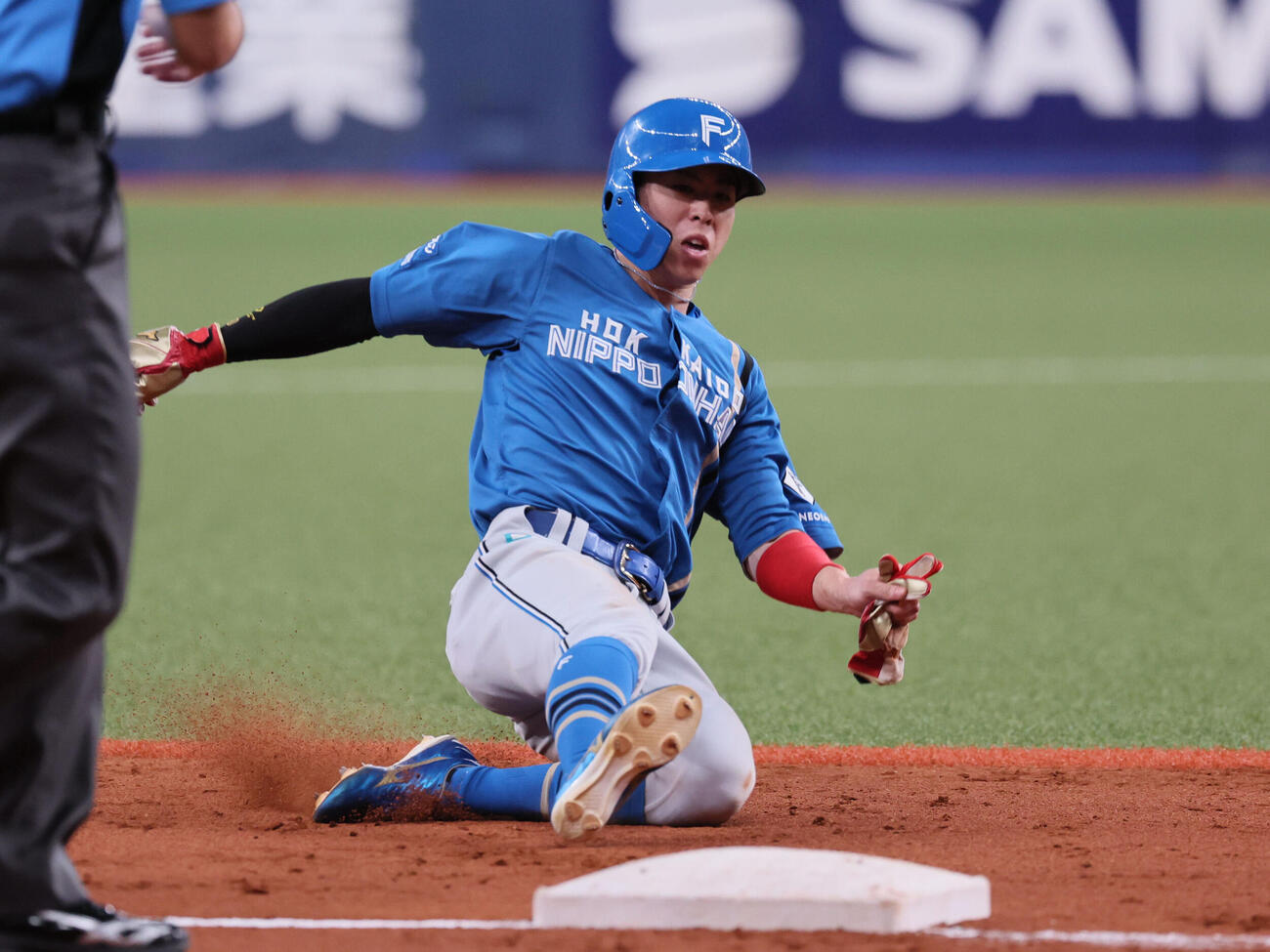 オリックス対日本ハム　9回表日本ハム1死一塁、五十幡亮汰は水野達稀の安打で三する（撮影・宮崎幸一）