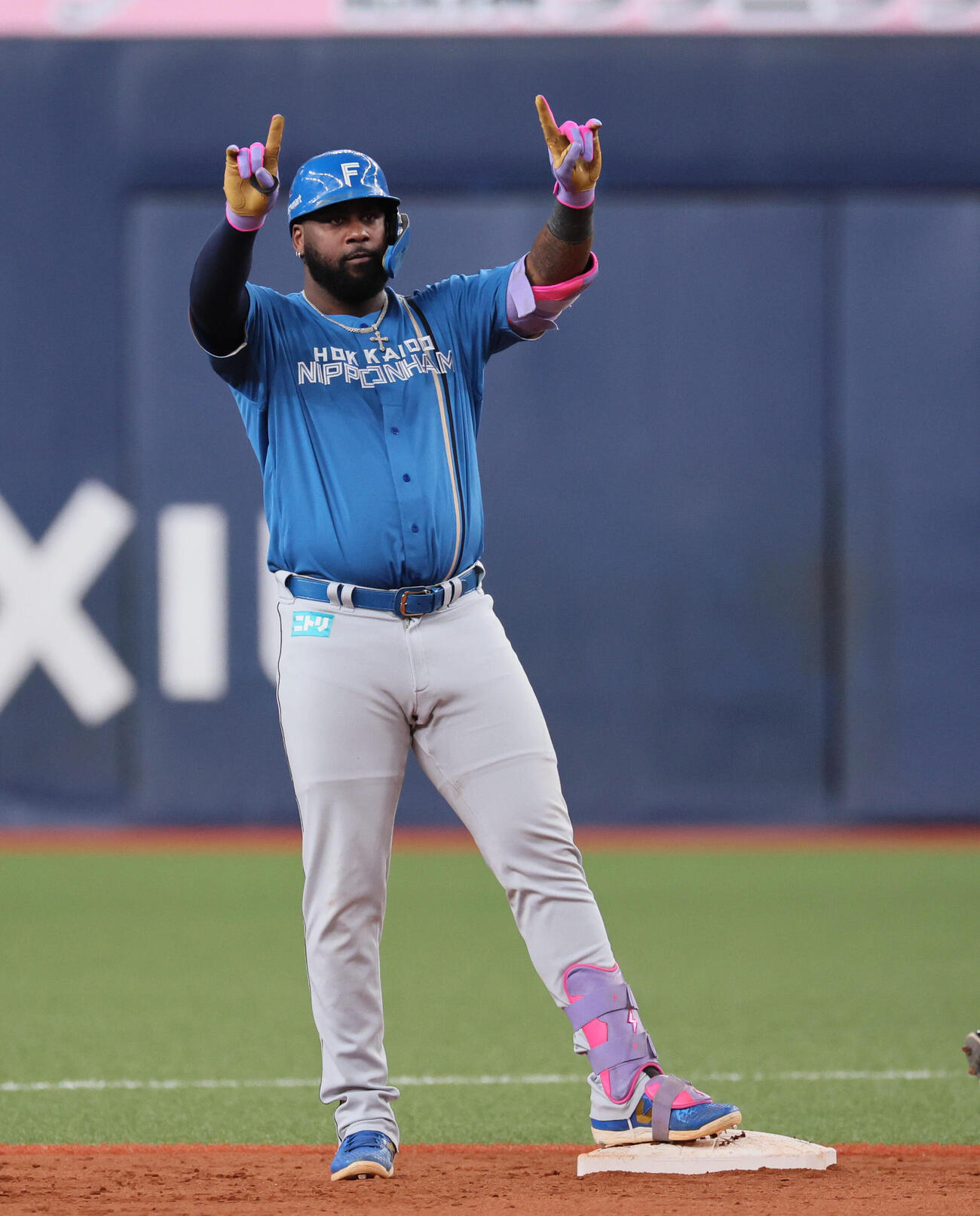 オリックス対日本ハム　4回表日本ハム無死、フランミル・レイエスは二塁打を放つ（撮影・宮崎幸一）