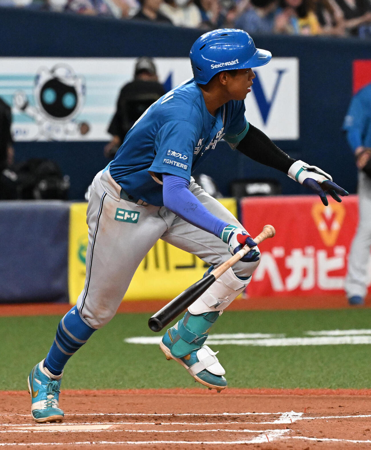 オリックス対日本ハム　7回表日本ハム1死一、三塁　万波中正は遊ゴロを放つ。その間に三塁走者の五十幡亮汰が生還をする（撮影・石井愛子）