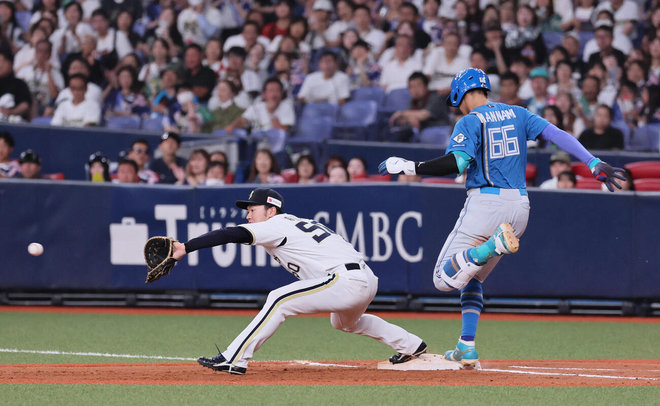 オリックス対日本ハム　6回表日本ハム1死一、三塁、万波中正は遊ゴロの間に5点目を奪う（撮影・宮崎幸一）