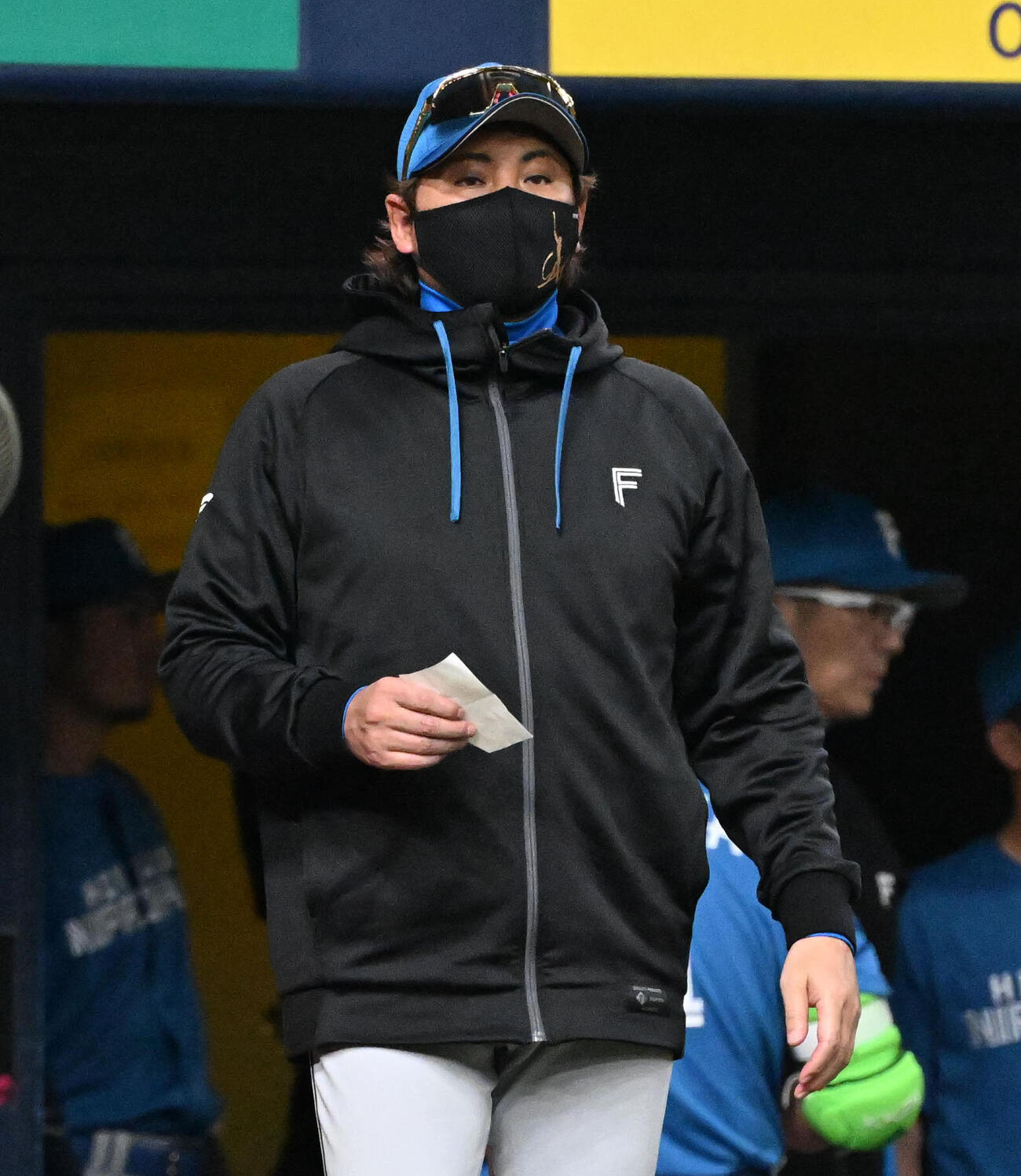 オリックス対日本ハム　選手交代を告げる日本ハム新庄剛志（撮影・石井愛子）