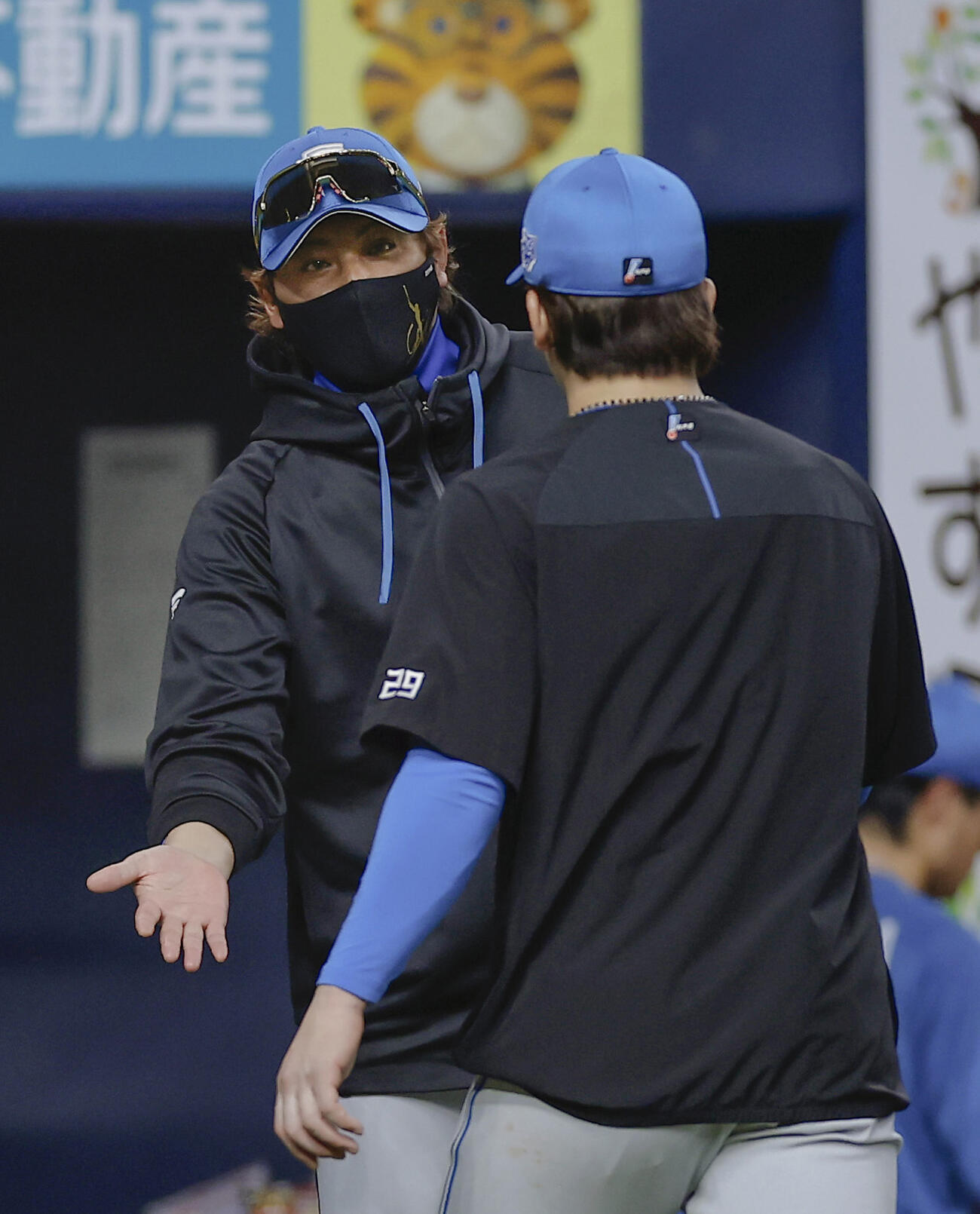 オリックスに勝利し、細野（手前）を迎える日本ハム・新庄監督＝京セラドーム