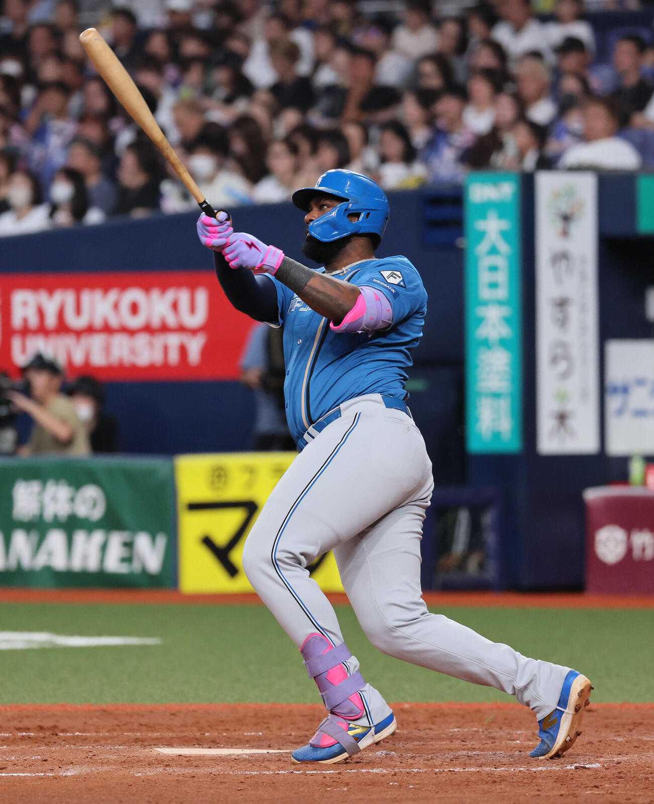 オリックス対日本ハム　4回表日本ハム無死、フランミル・レイエスは二塁打を放つ（撮影・宮崎幸一）