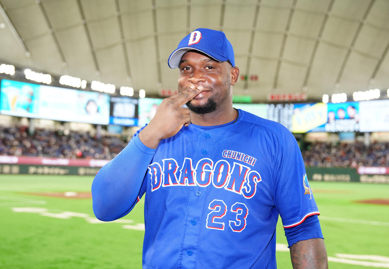 巨人対中日　試合後、「サノちゃんペッ」ポーズを見せる中日ミゲル・サノー（撮影・江口和貴）