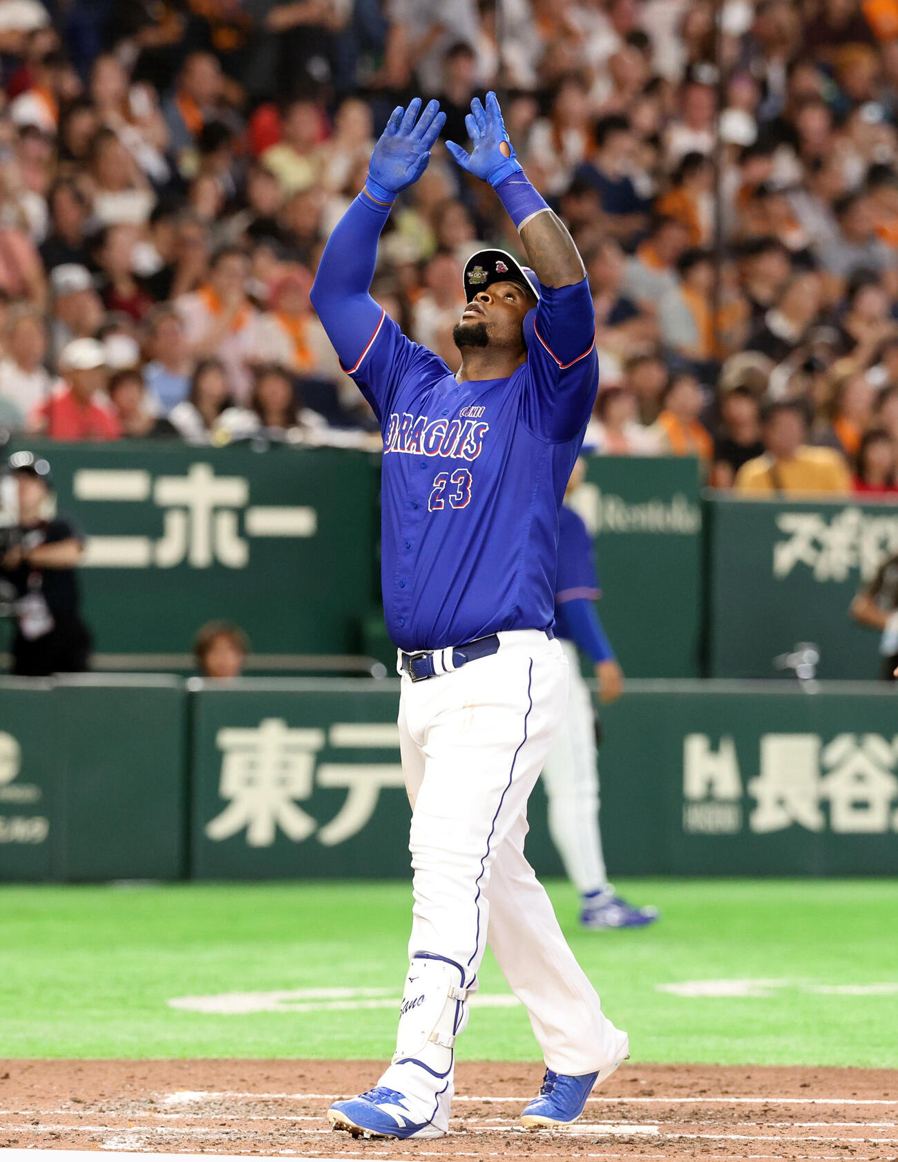 巨人対中日　4回表中日2死二塁、サノーは2点本塁打を放ち天をさし生還する（撮影・浅見桂子）