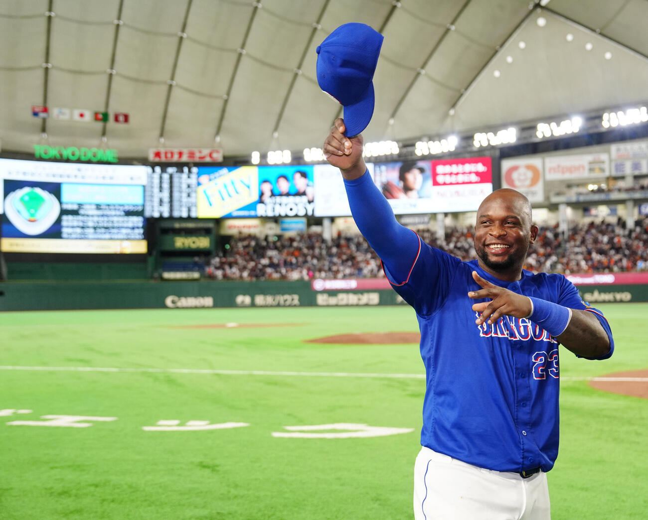 巨人対中日　試合後、笑顔を見せる中日ミゲル・サノー（撮影・江口和貴）