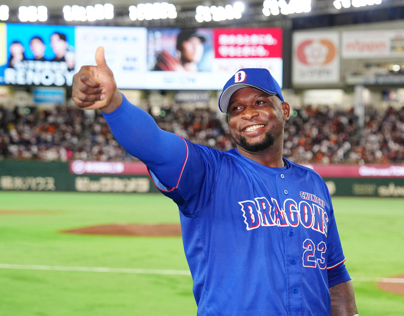 巨人対中日　試合後、笑顔を見せる中日ミゲル・サノー（撮影・江口和貴）