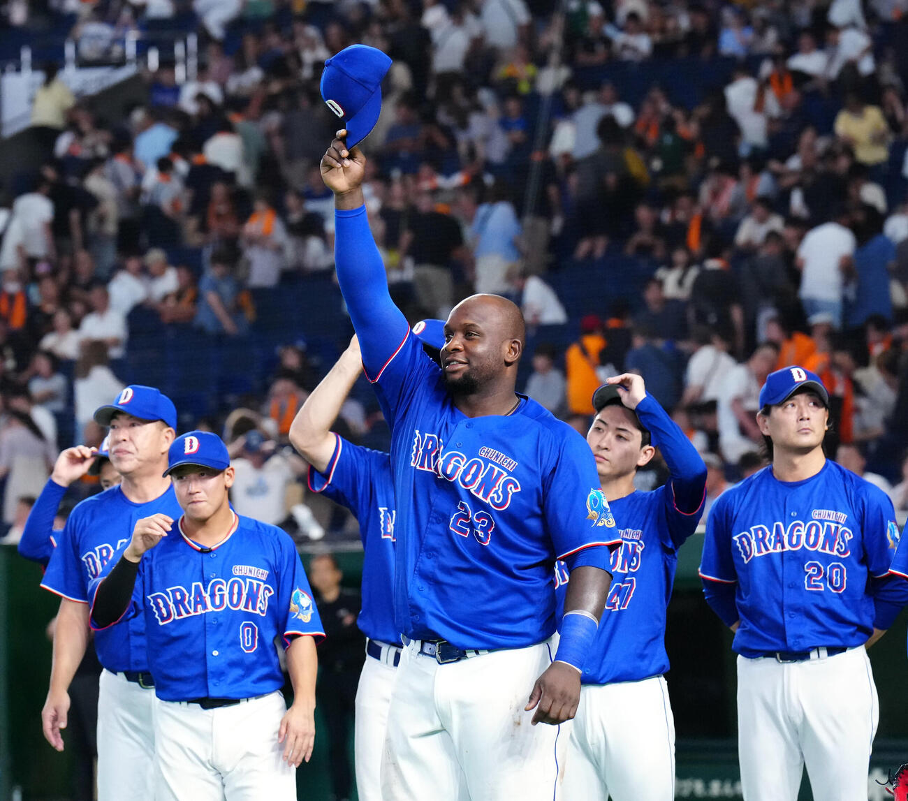 巨人対中日　試合後、ファンにあいさつするミゲル・サノー（中央）ら中日の選手たち（撮影・江口和貴）