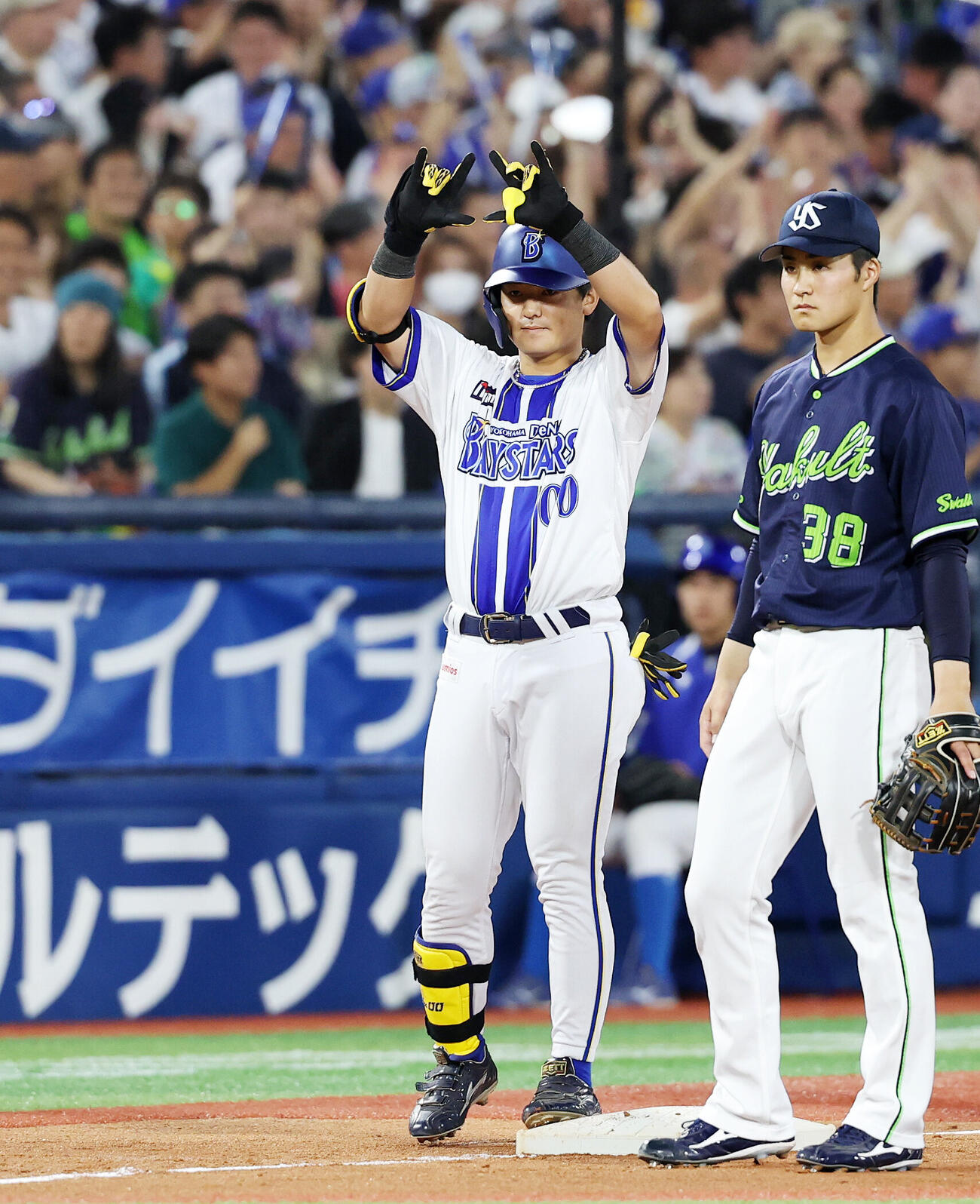 DeNA対ヤクルト　4回裏DeNA2死一、二塁、林琢真は適時二塁打を放ちポーズを決める（撮影・鈴木正人）