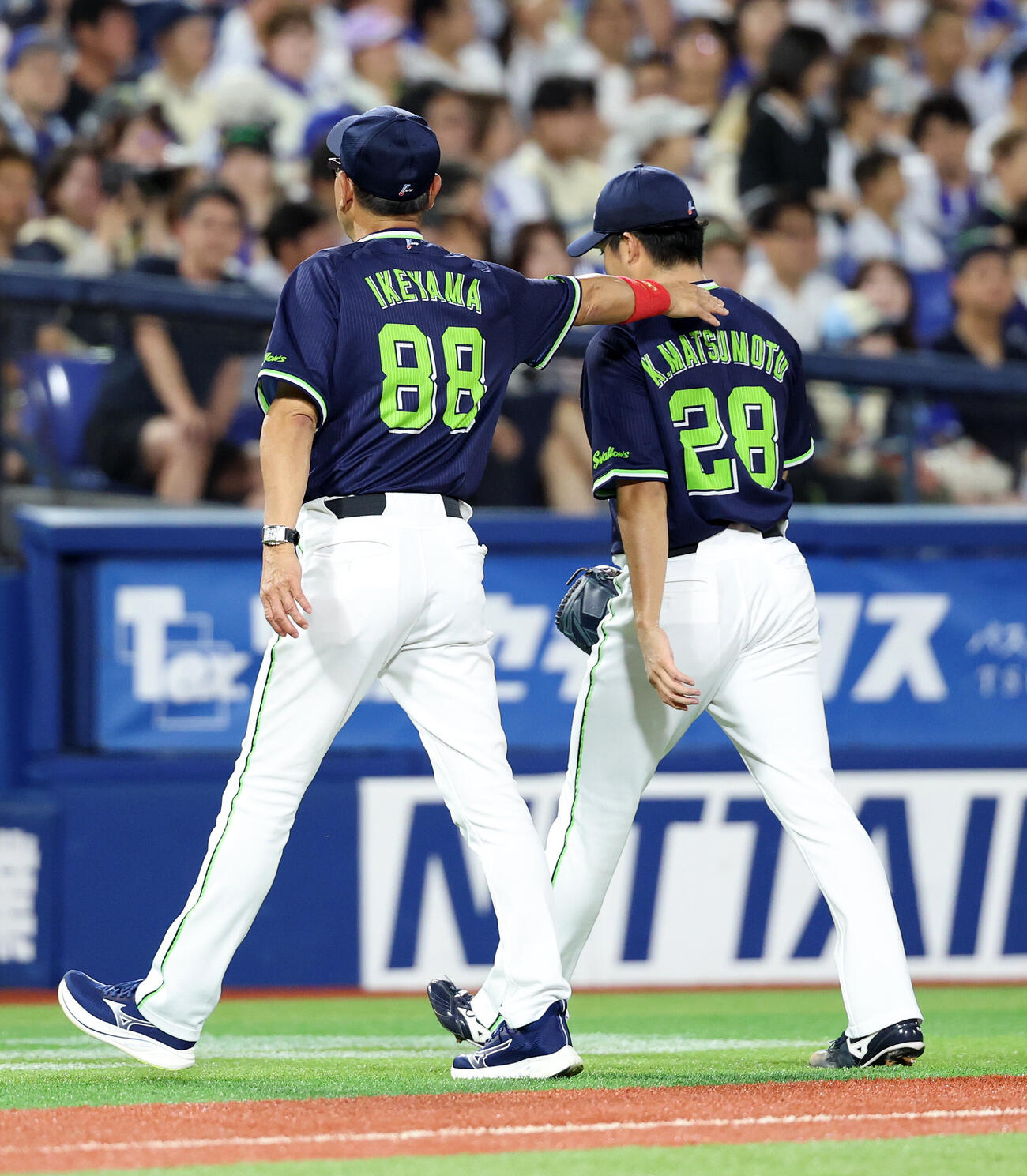 DeNA対ヤクルト　5回裏、降板するヤクルト松本健吾（右）（撮影・鈴木正人）