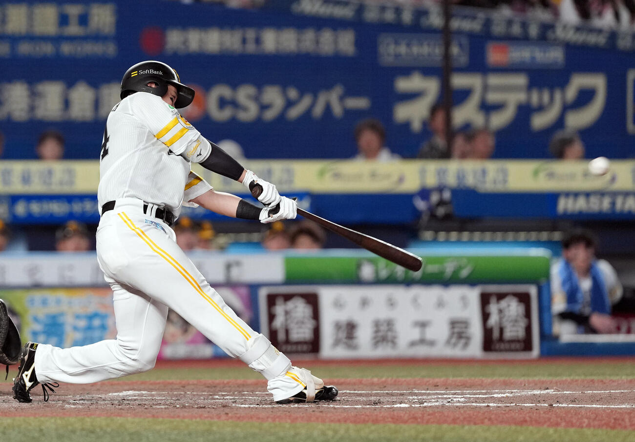 ロッテ対ソフトバンク　4回表ソフトバンク2死一、二塁、2点適時二塁打を放つ栗原陵矢（撮影・たえ見朱実）