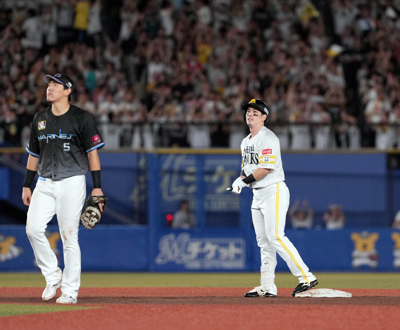 ロッテ対ソフトバンク　4回表ソフトバンク2死一、二塁、2点適時二塁打を放った栗原陵矢（撮影・たえ見朱実）