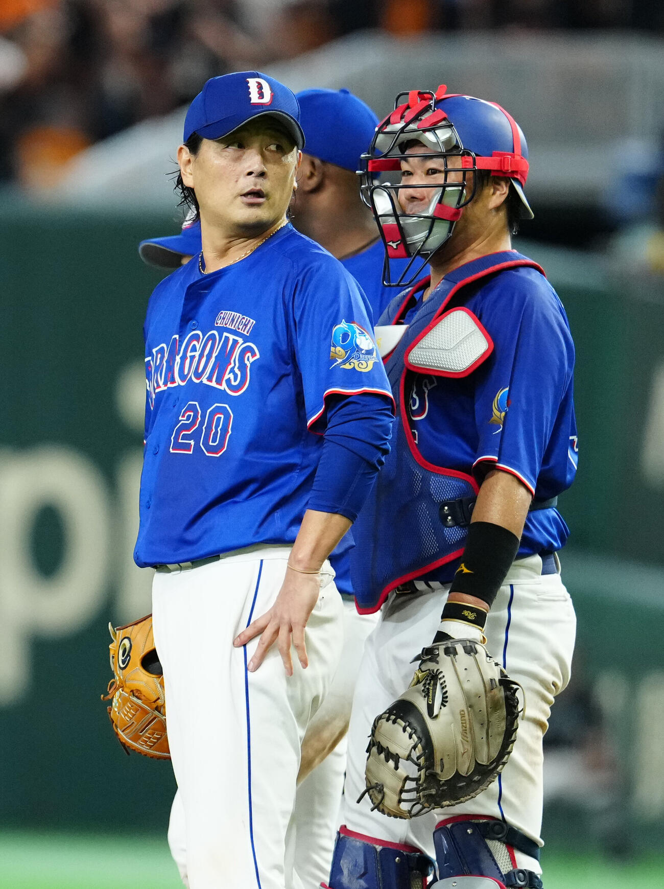 巨人対中日　7回裏巨人2死二塁、ボビー・ダルベックに適時打を浴びた涌井秀章（左）。右は捕手木下拓哉（撮影・江口和貴）