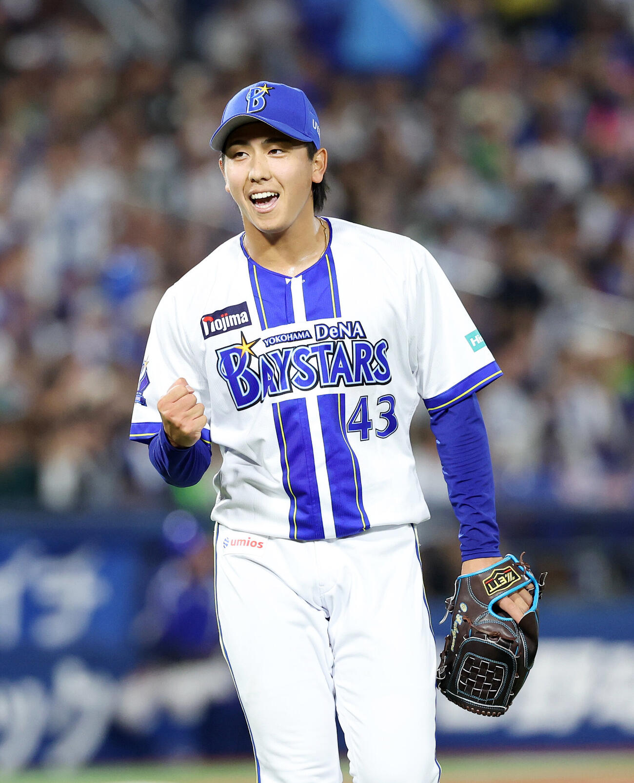 DeNA対ヤクルト　7回表、ヤクルトの攻撃を抑えガッツポーズするDeNA深沢鳳介（撮影・鈴木正人）