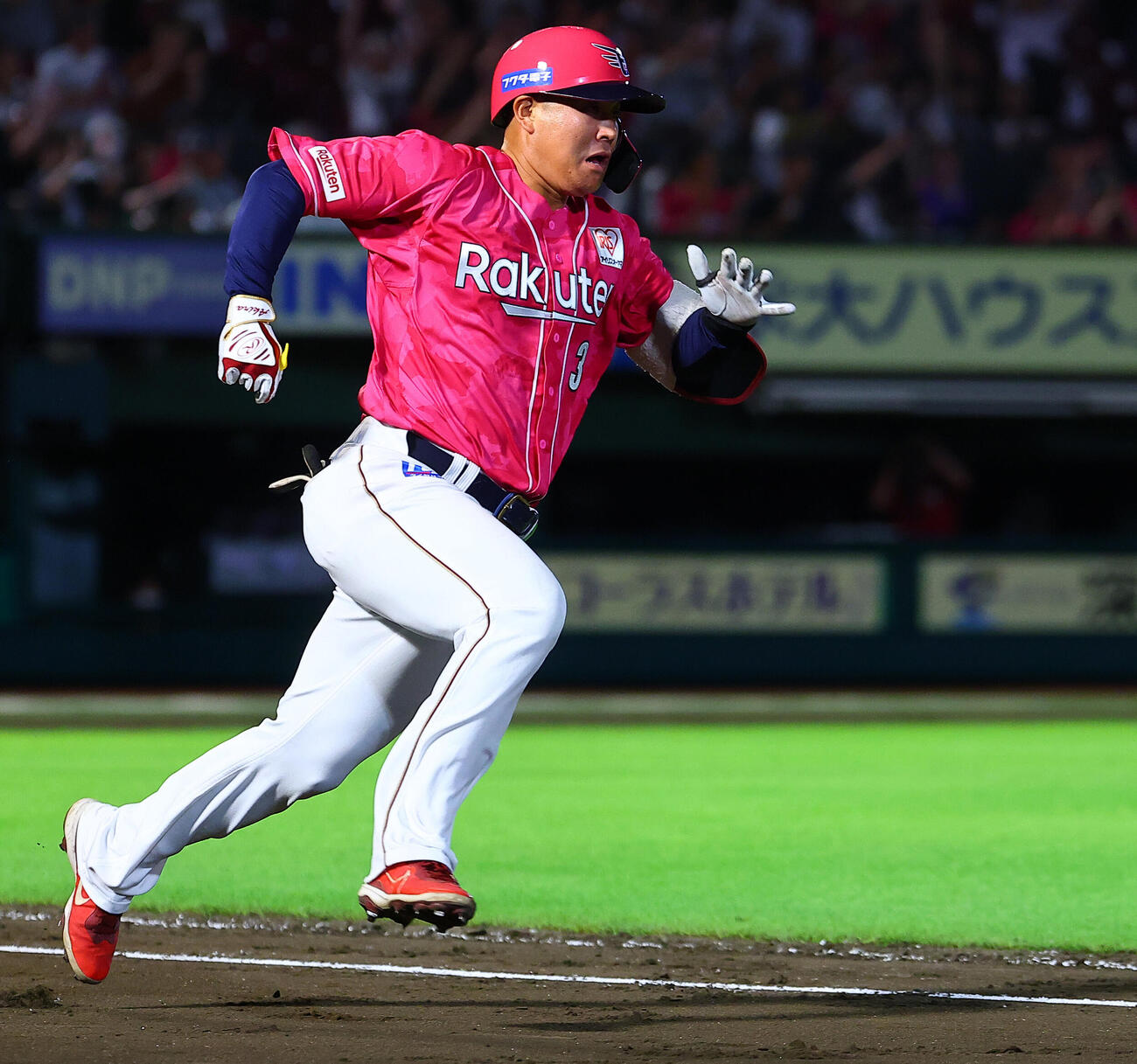 楽天対西武　7回裏楽天2死三塁、プロ初安打となる適時打を放つ繁永晟（撮影・野上伸悟）