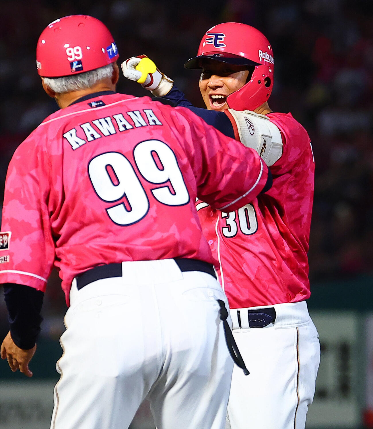 楽天対西武　7回裏楽天2死三塁、プロ初安打となる適時打を放ち喜ぶ繁永晟（撮影・野上伸悟）