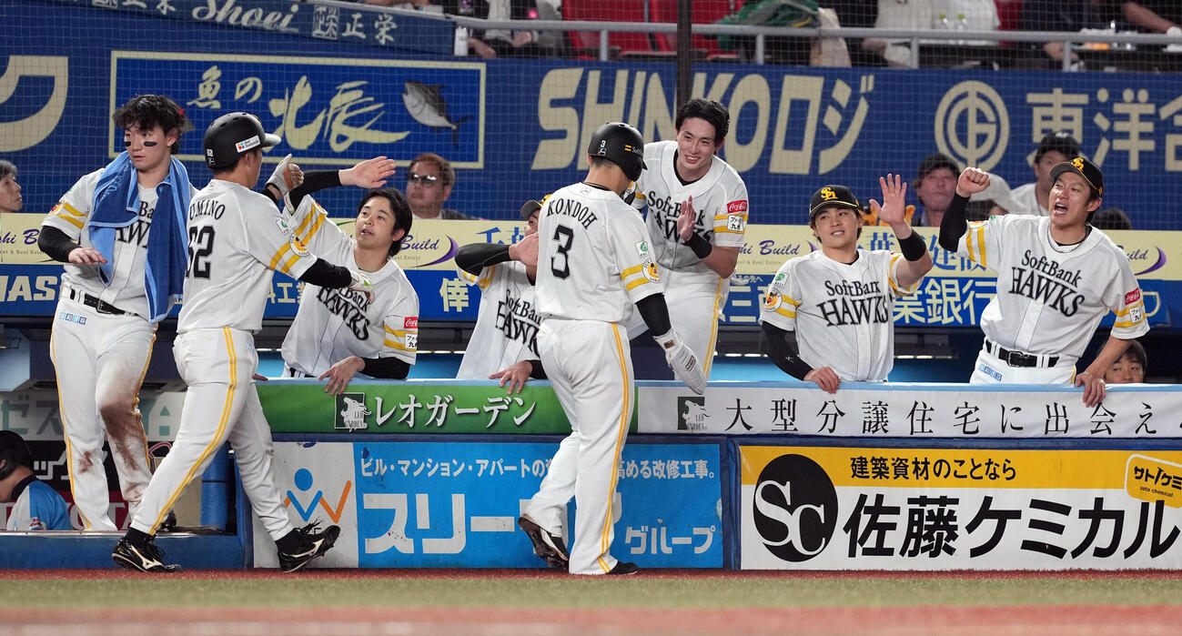 ロッテ対ソフトバンク　4回表ソフトバンク2死一、二塁、栗原陵矢の2点適時二塁打で生還した近藤健介と海野隆司を迎えるナイン（撮影・たえ見朱実）