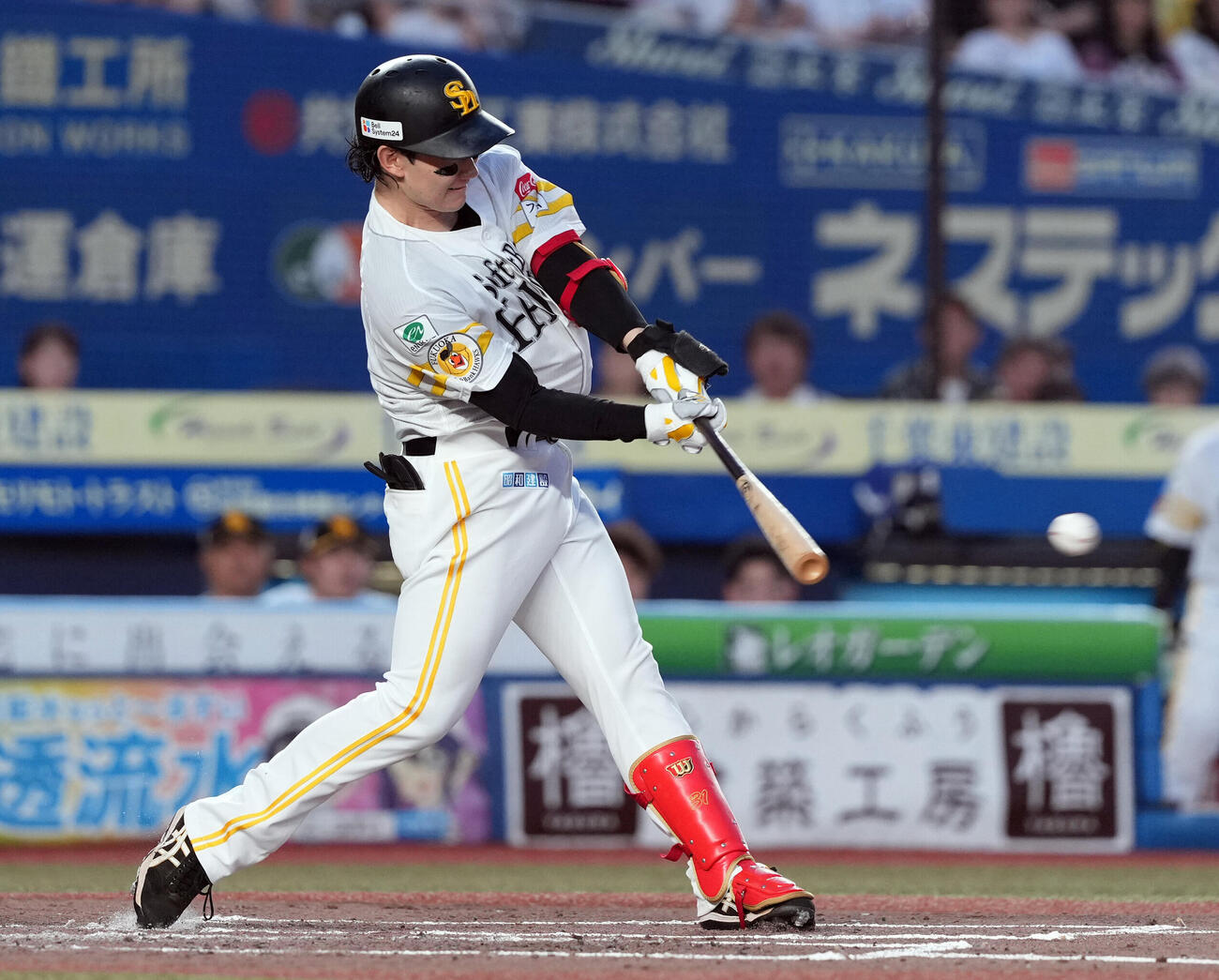 ロッテ対ソフトバンク　3回表ソフトバンク無死、二塁打を放つ正木智也（撮影・たえ見朱実）