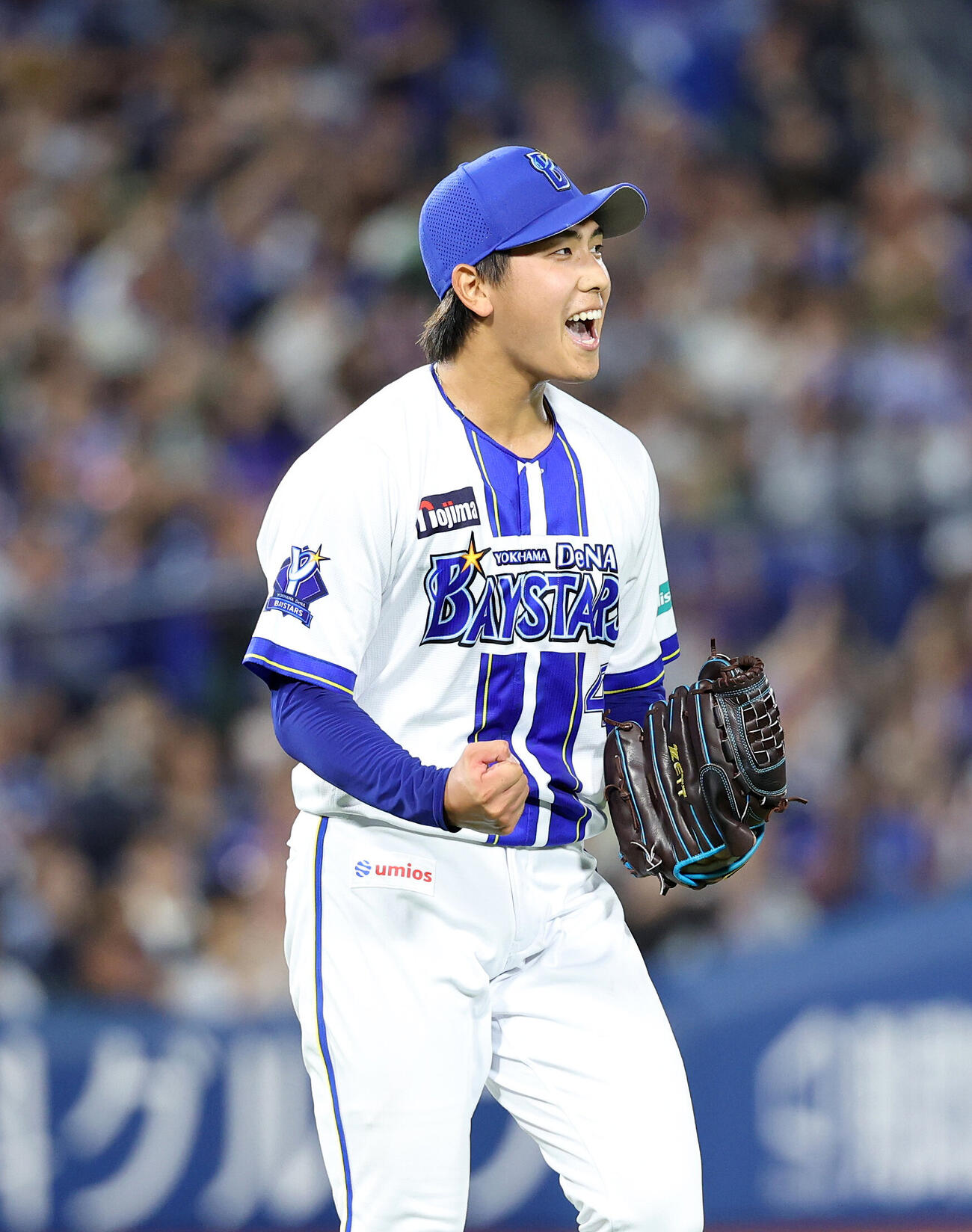 DeNA対ヤクルト　プロ初完封勝利を挙げ、ガッツポーズで雄たけびを上げるDeNA深沢鳳介（撮影・鈴木正人）