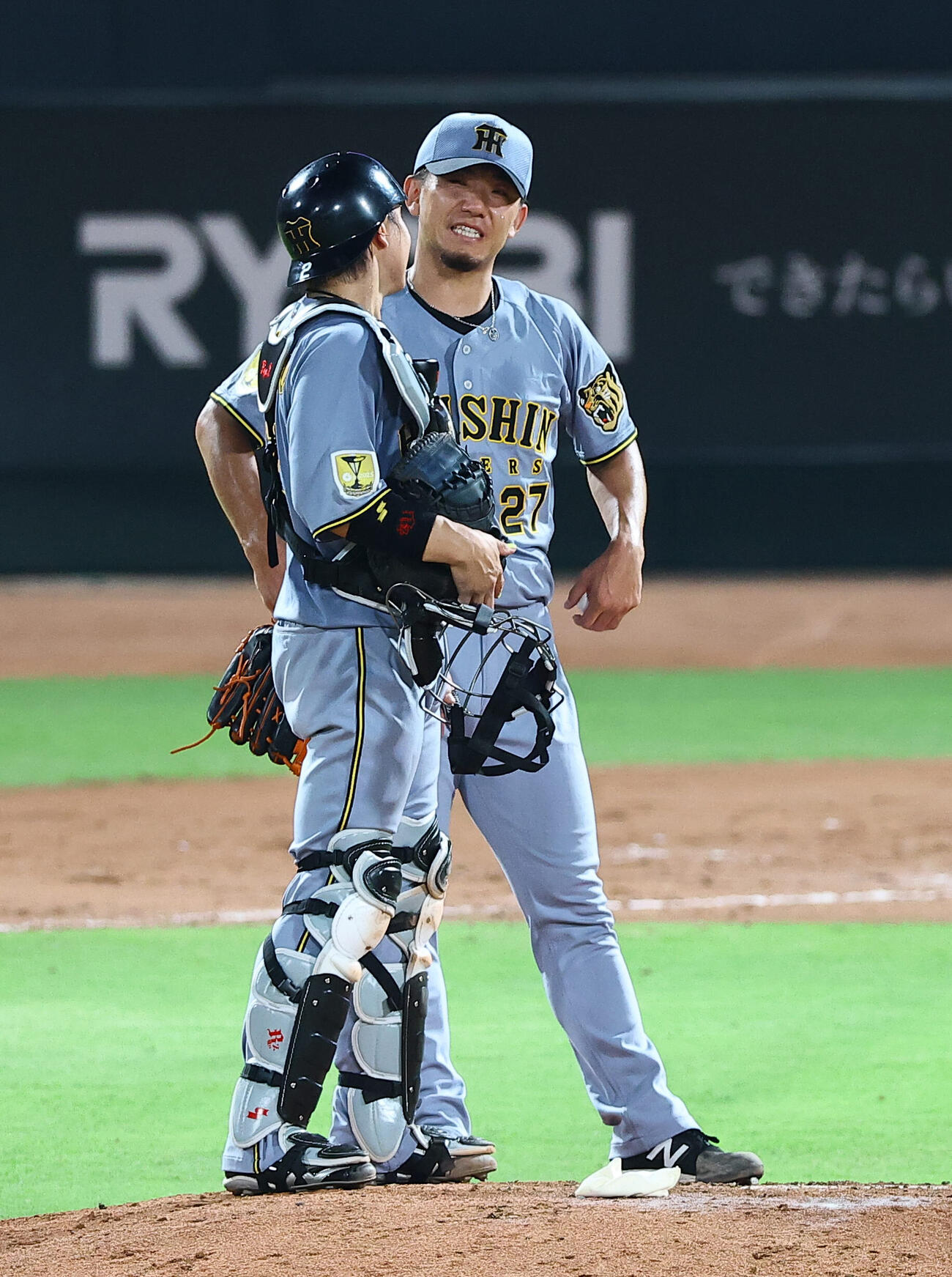 広島対阪神　伊藤将司（右）は6回途中2失点で降板する（撮影・上田博志）