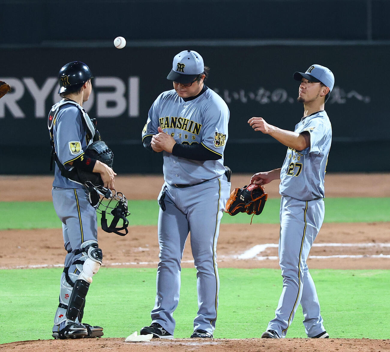 広島対阪神　伊藤将司（右）は6回途中2失点で降板する（撮影・上田博志）
