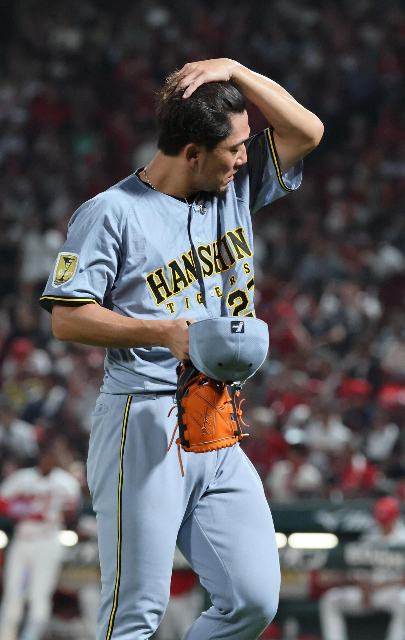 広島対阪神　6回裏広島1死、降板する伊藤将司（撮影・加藤孝規）