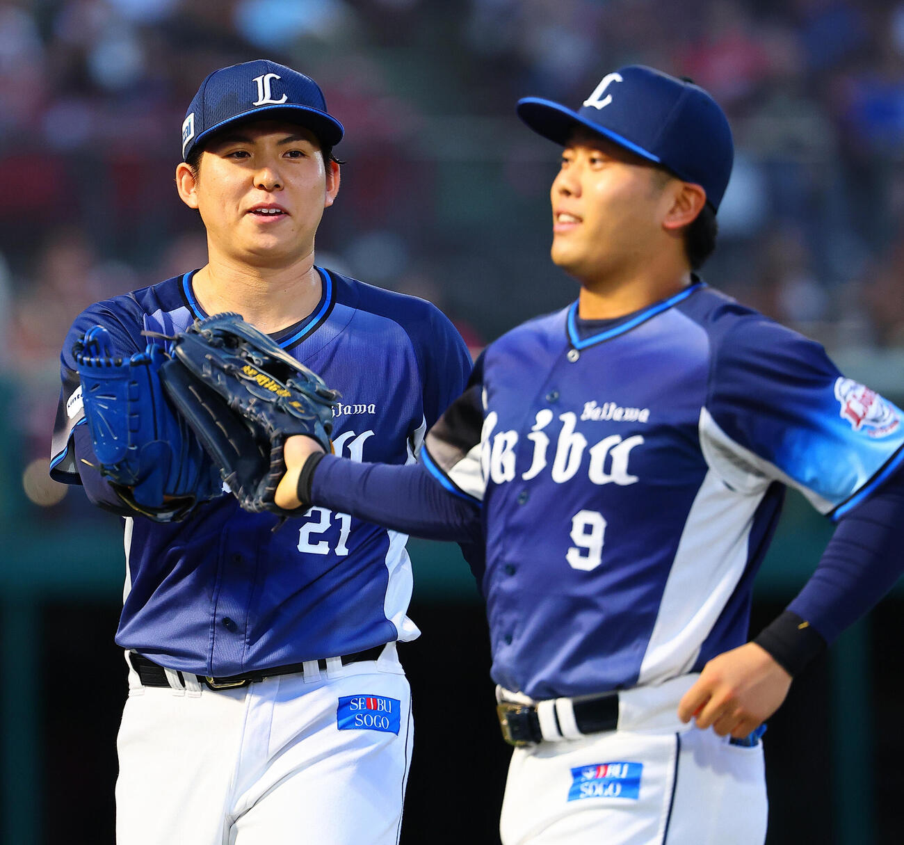 楽天対西武　2回裏を終え、蛭間拓哉とタッチする西武武内夏暉（撮影・野上伸悟）