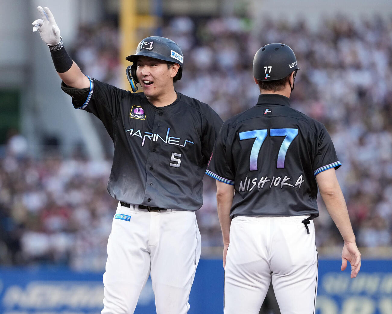 ロッテ対ソフトバンク　1回裏ロッテ2死一、二塁、先制適時打を放ちポーズを決める安田尚憲（撮影・たえ見朱実）