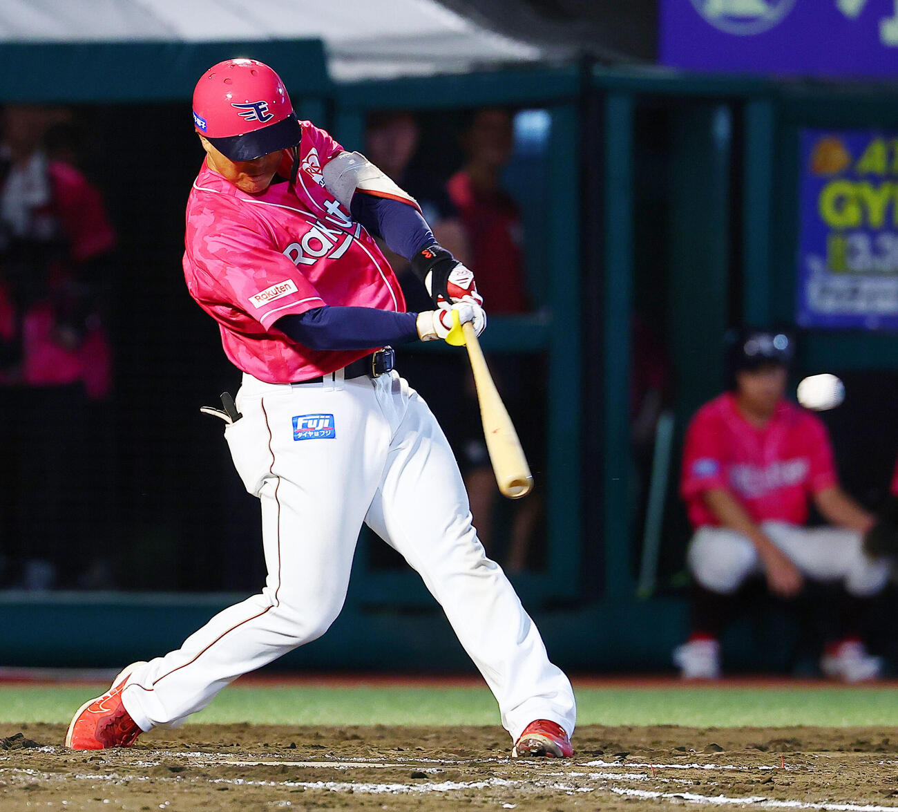 楽天対西武　7回裏楽天2死三塁、プロ初安打となる適時打を放つ繁永晟（撮影・野上伸悟）