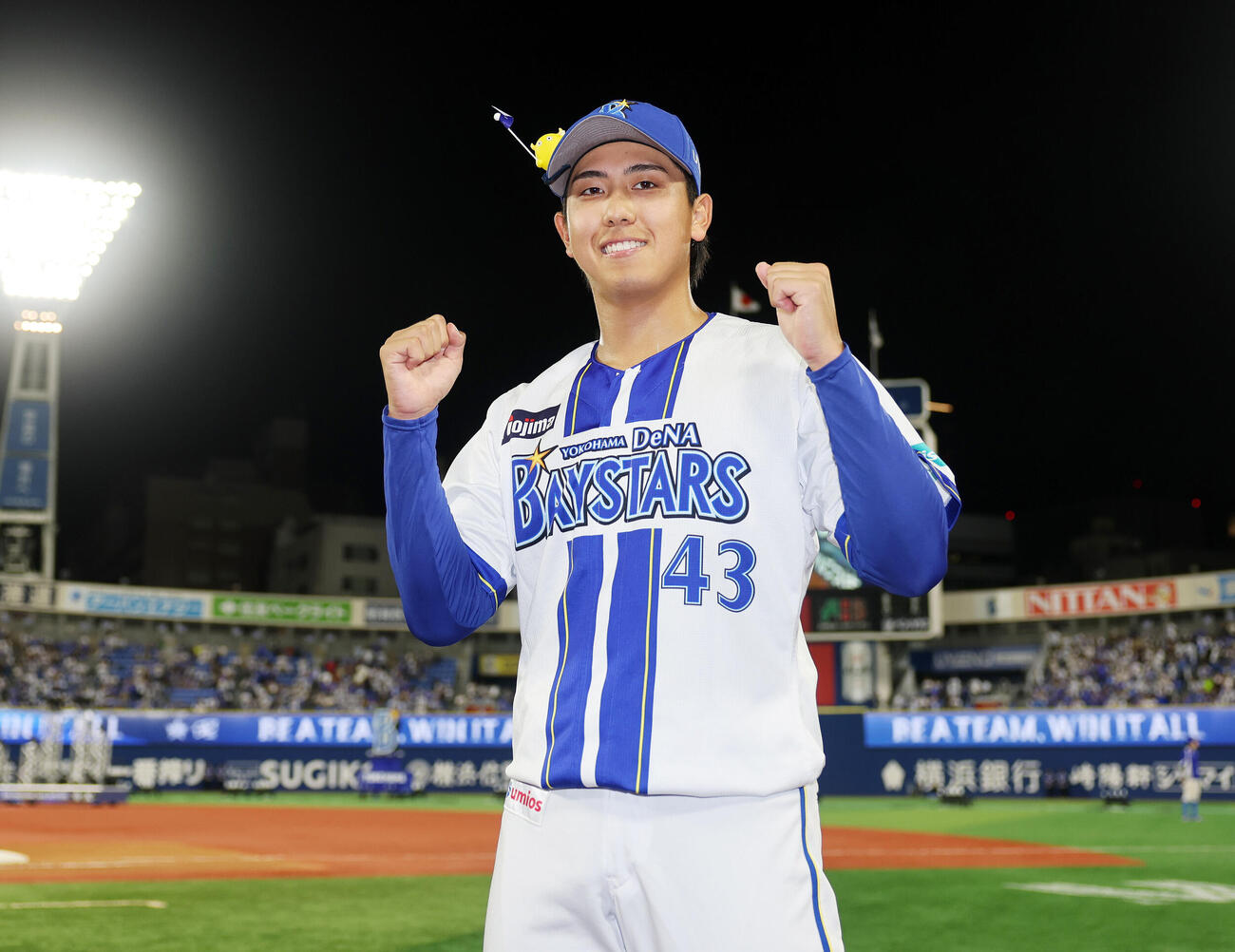 DeNA対ヤクルト　勝利しガッツポーズするDeNA深沢鳳介（撮影・鈴木正人）