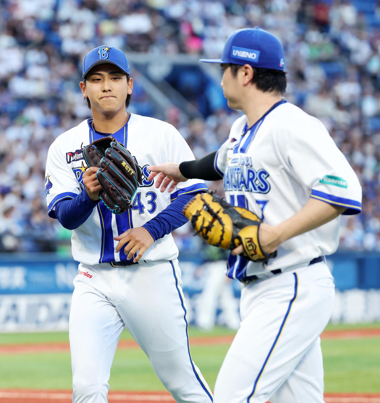 DeNA対ヤクルト　3回表、ヤクルトの攻撃を抑えベンチ前でDeNA佐野恵太（右）とタッチする深沢鳳介（撮影・鈴木正人）