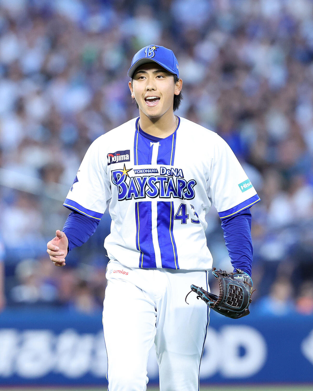DeNA対ヤクルト　4回表、ヤクルトの攻撃を抑え笑顔を見せるDeNA深沢鳳介（撮影・鈴木正人）