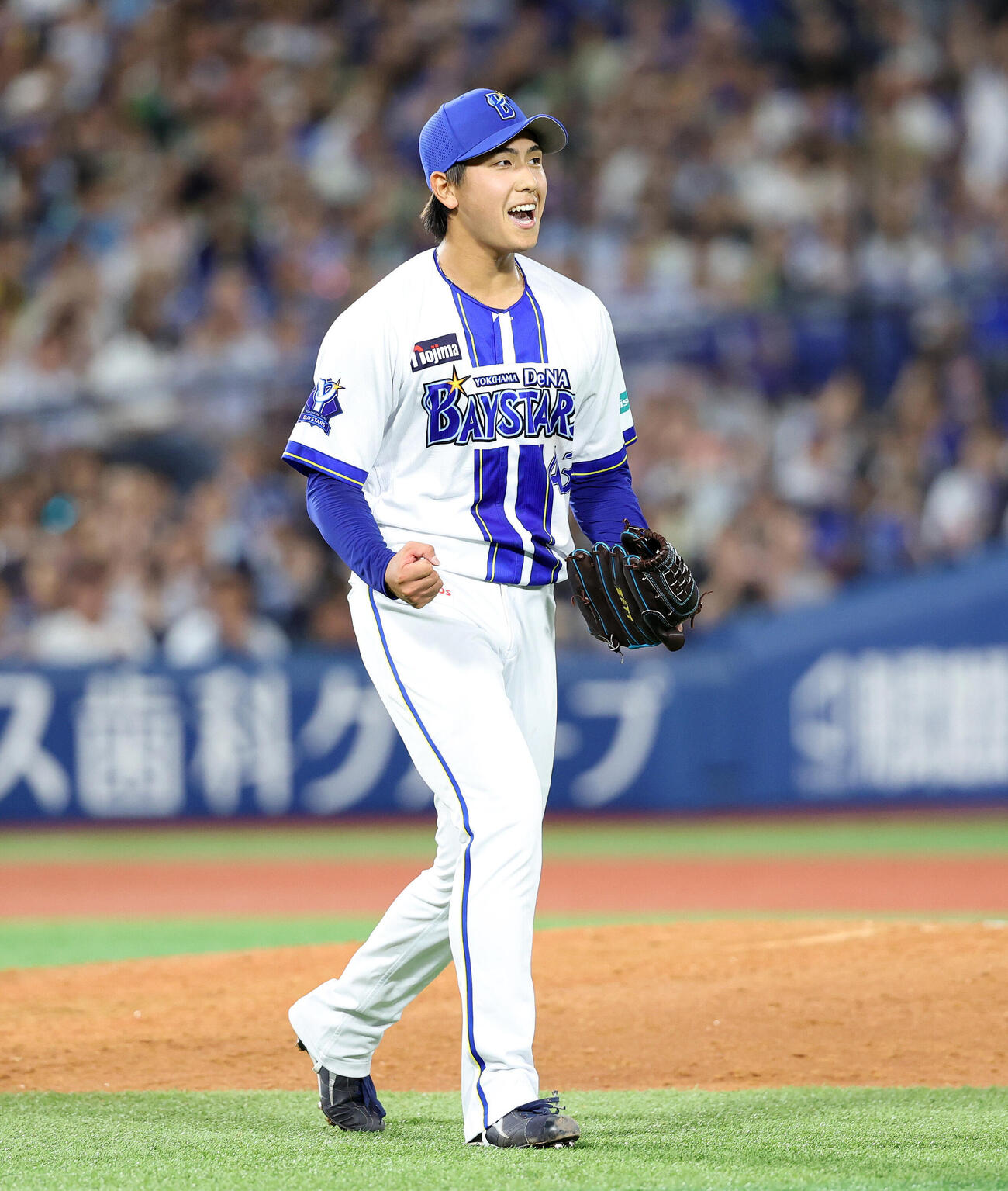 DeNA対ヤクルト　勝利しガッツポーズで雄たけびを上げるDeNA深沢鳳介（撮影・鈴木正人）