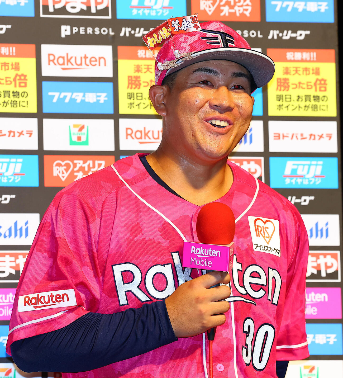楽天対西武　プロ初安打を放ちお立ち台で笑顔の楽天繁永晟（撮影・野上伸悟）